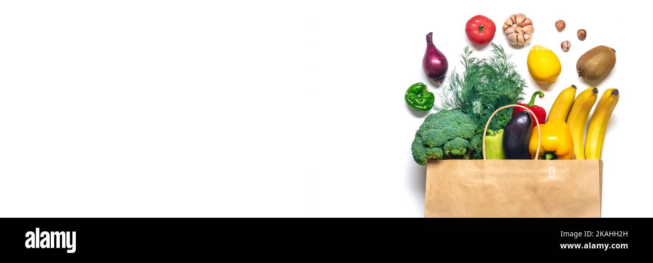 Eco friendly carta borsa negozio con verdure crude biologiche verdi isolato  su sfondo bianco piatto Lay, vista dall'alto Zero rifiuti, plastica senza  concetto sano mangiare pulito dieta e detox, concetto di agricoltura