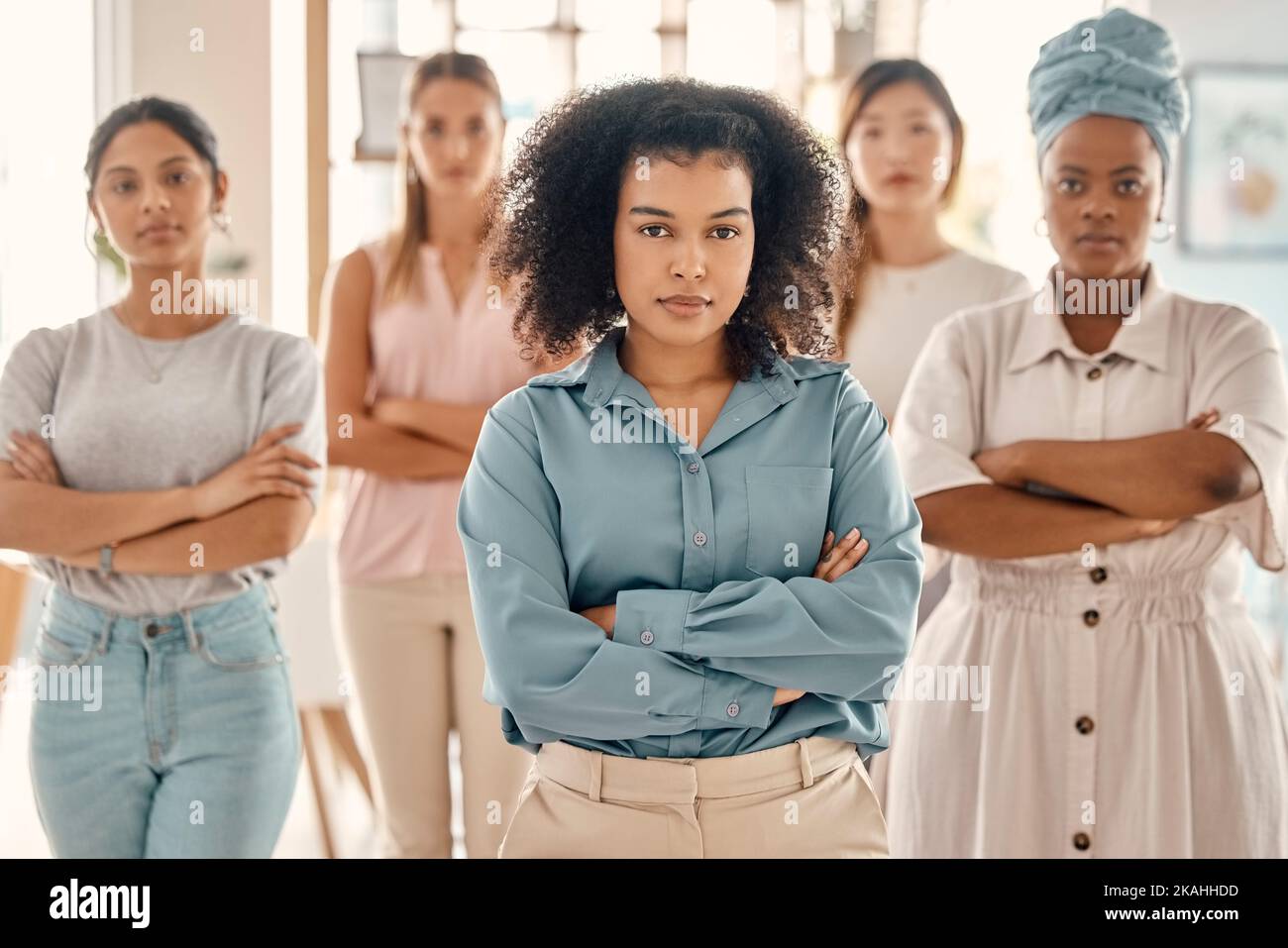 Business, diversità e empowerment donne in ritratto per la leadership di carriera, la motivazione e la missione con manager e dipendenti. Agenzia donna nera Foto Stock