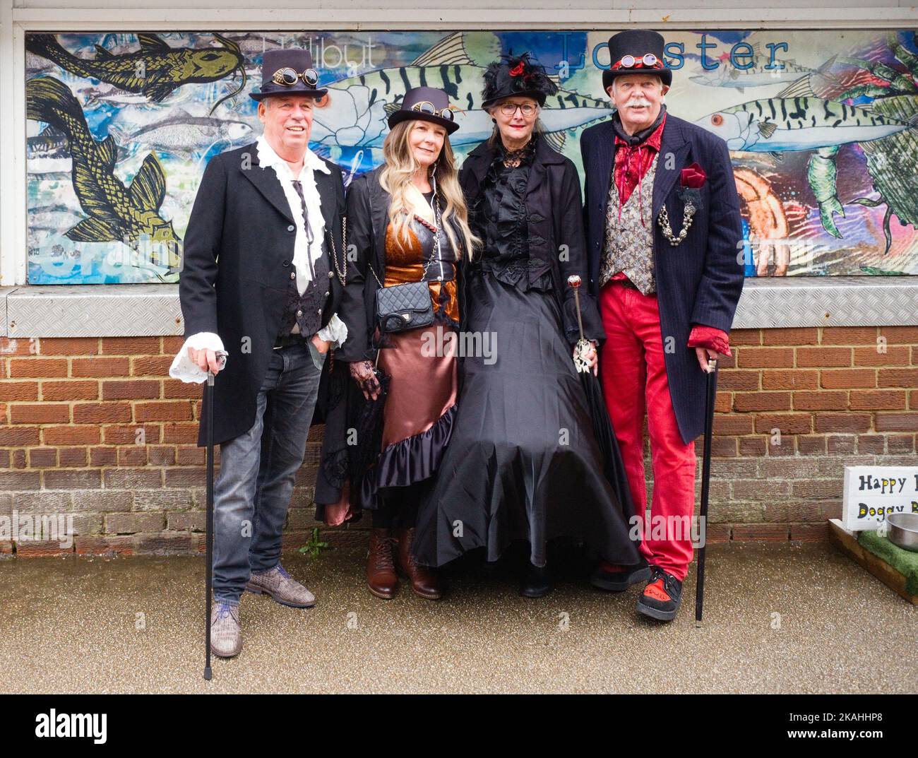 Quattro visitatori provenienti dai Paesi Bassi per il goth weekend che si tiene ogni ottobre a Whitby Foto Stock