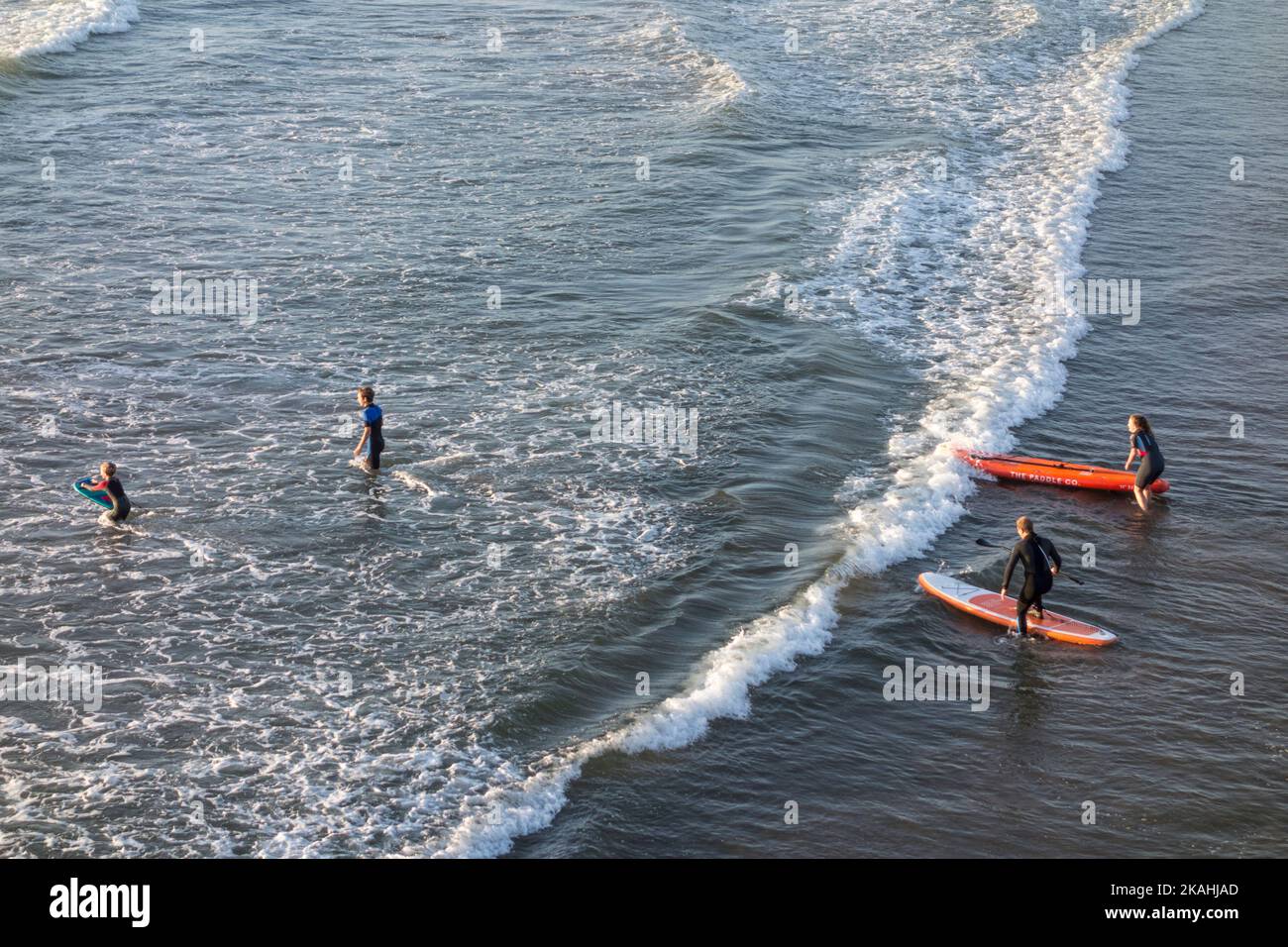 Persone che si godono in mare, Little Haven, Pembrokeshire, Galles Foto Stock