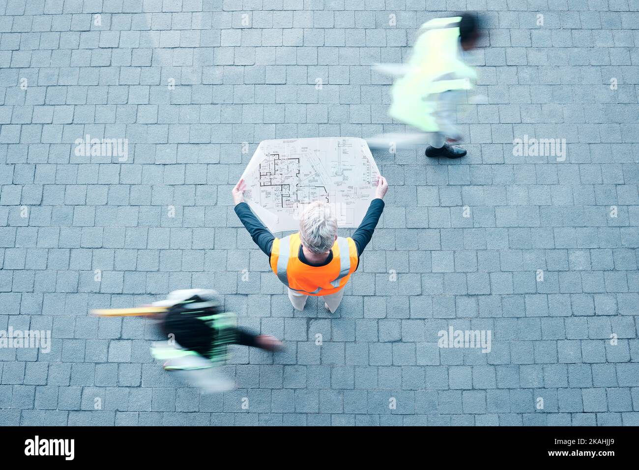 Ingegneria civile, blueprint e architetto uomo all'aperto impegnati nella pianificazione di infrastrutture, planimetria e sviluppo di edifici lavoro. Lavoratore di costruzione Foto Stock