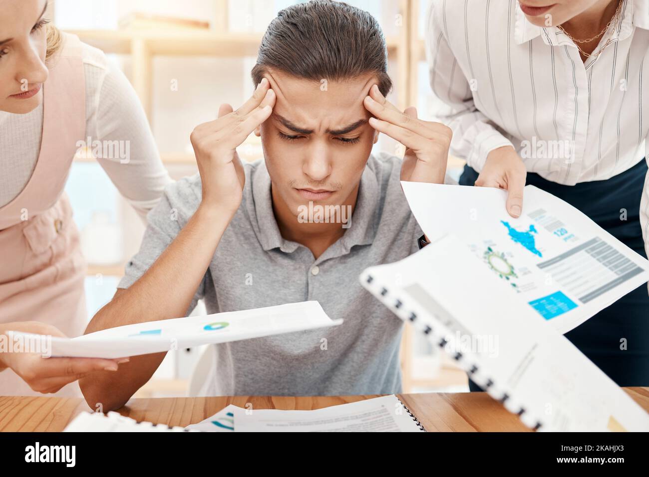 Stress, mal di testa e lavoratori sopraffatti con burnout consegnato ufficio documenti da manager e dipendenti. Salute mentale, ansia e lavoratore stanco Foto Stock