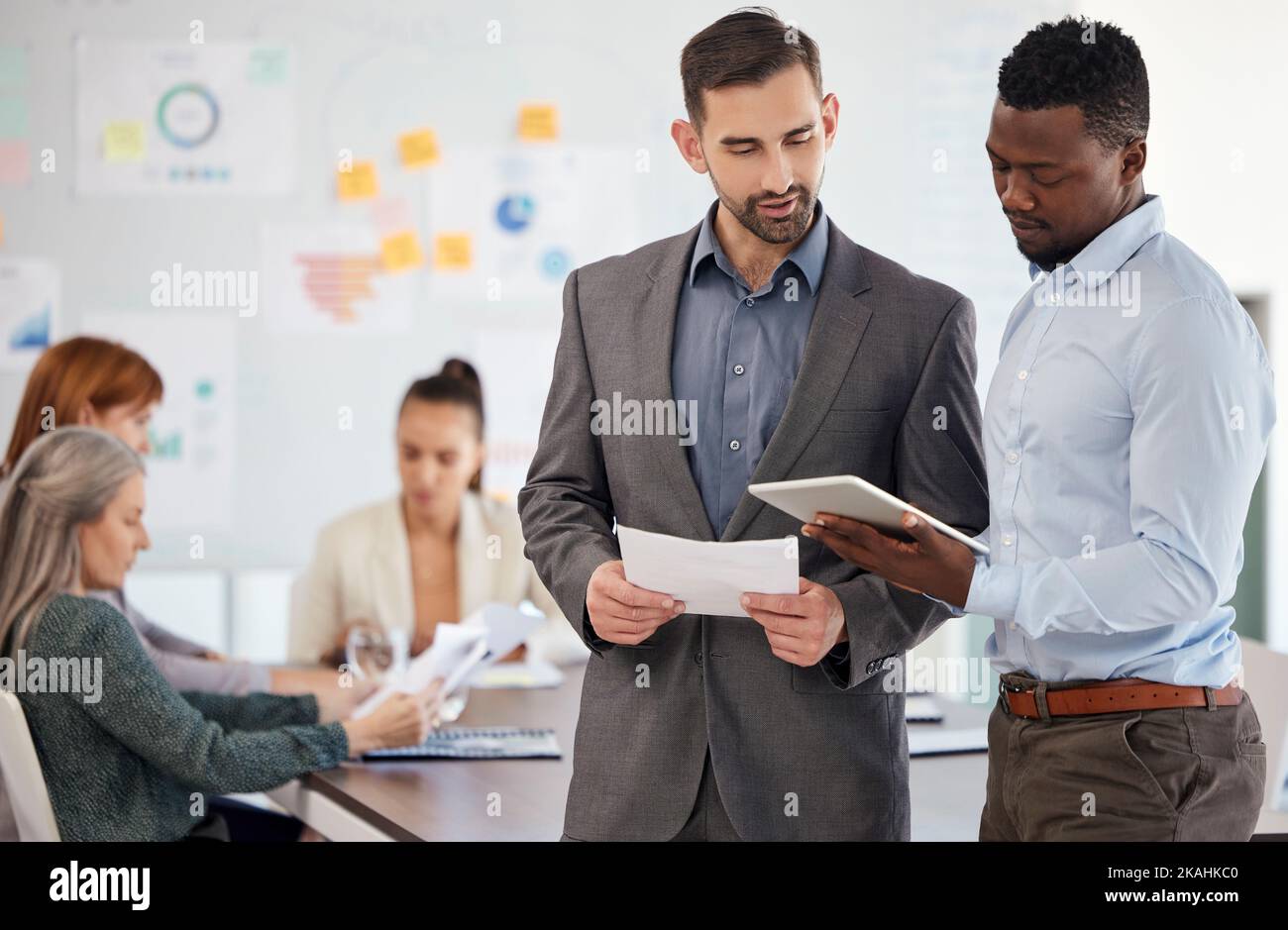 Mentore di consulenza, uomini d'affari con un tablet e dipendenti in ufficio lavorano al design creativo, al marketing digitale e alla strategia pubblicitaria. Aziendale Foto Stock