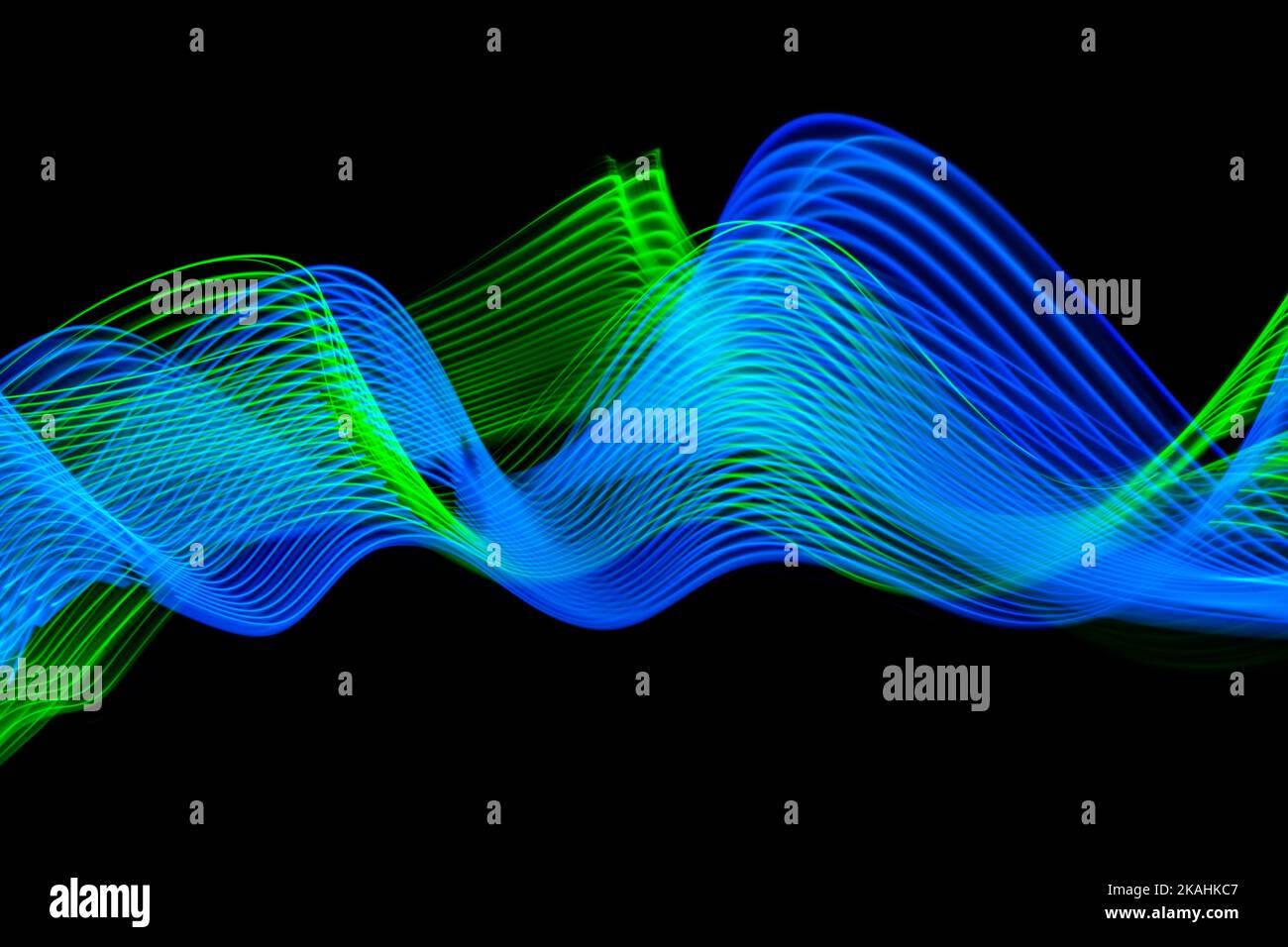 Design astratto di banner tecnologici. Linee al neon digitali su sfondo nero. Struttura moderna. Flusso delle onde. Esplosione quantistica. Foto Stock