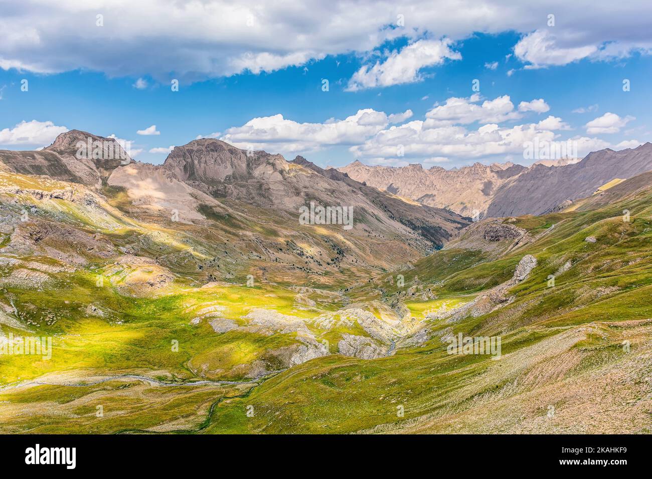 Vista panoramica delle Alpi francesi nel Parco Nazionale del Mercantour, nel sud della Francia, contro il cielo spettacolare Foto Stock