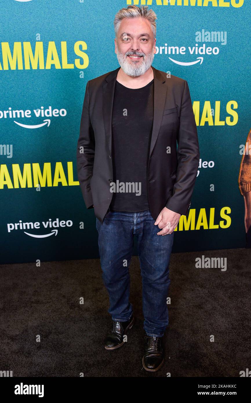 West Hollywood, Stati Uniti. 02nd Nov 2022. WEST HOLLYWOOD, LOS ANGELES, CALIFORNIA, USA - 02 NOVEMBRE: Sceneggiatore, sceneggiatore e regista inglese Jez Butterworth arriva alla prima edizione di Los Angeles della stagione 1 dei mammiferi di Amazon prime Video, tenutasi presso il West Hollywood EDITION Hotel il 2 novembre 2022 a West Hollywood, Los Angeles, California, Stati Uniti. ( Credit: Image Press Agency/Alamy Live News Foto Stock