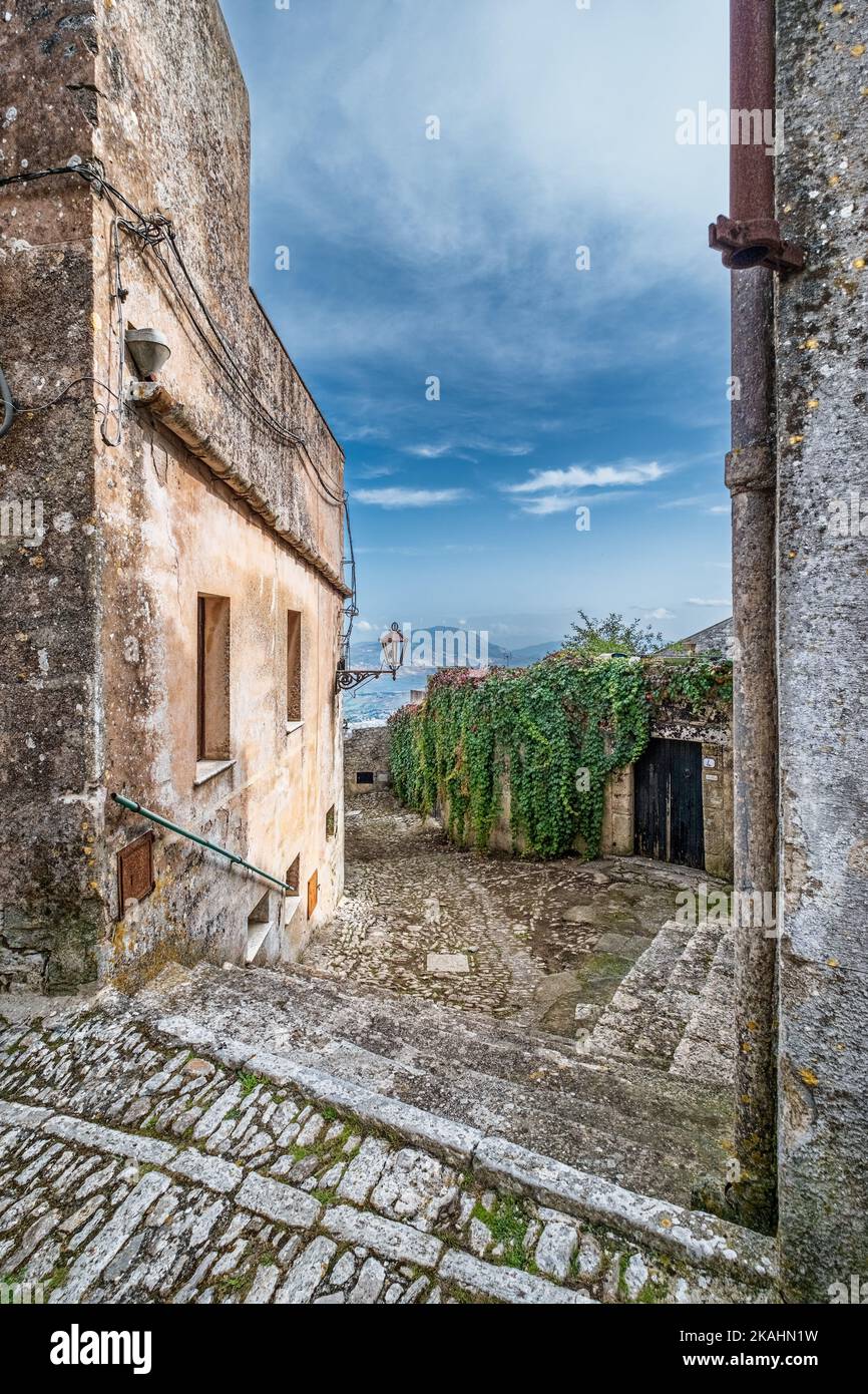 Piccole strade nella città montana di Erice sulla Sicilia occidentale, Italia Foto Stock