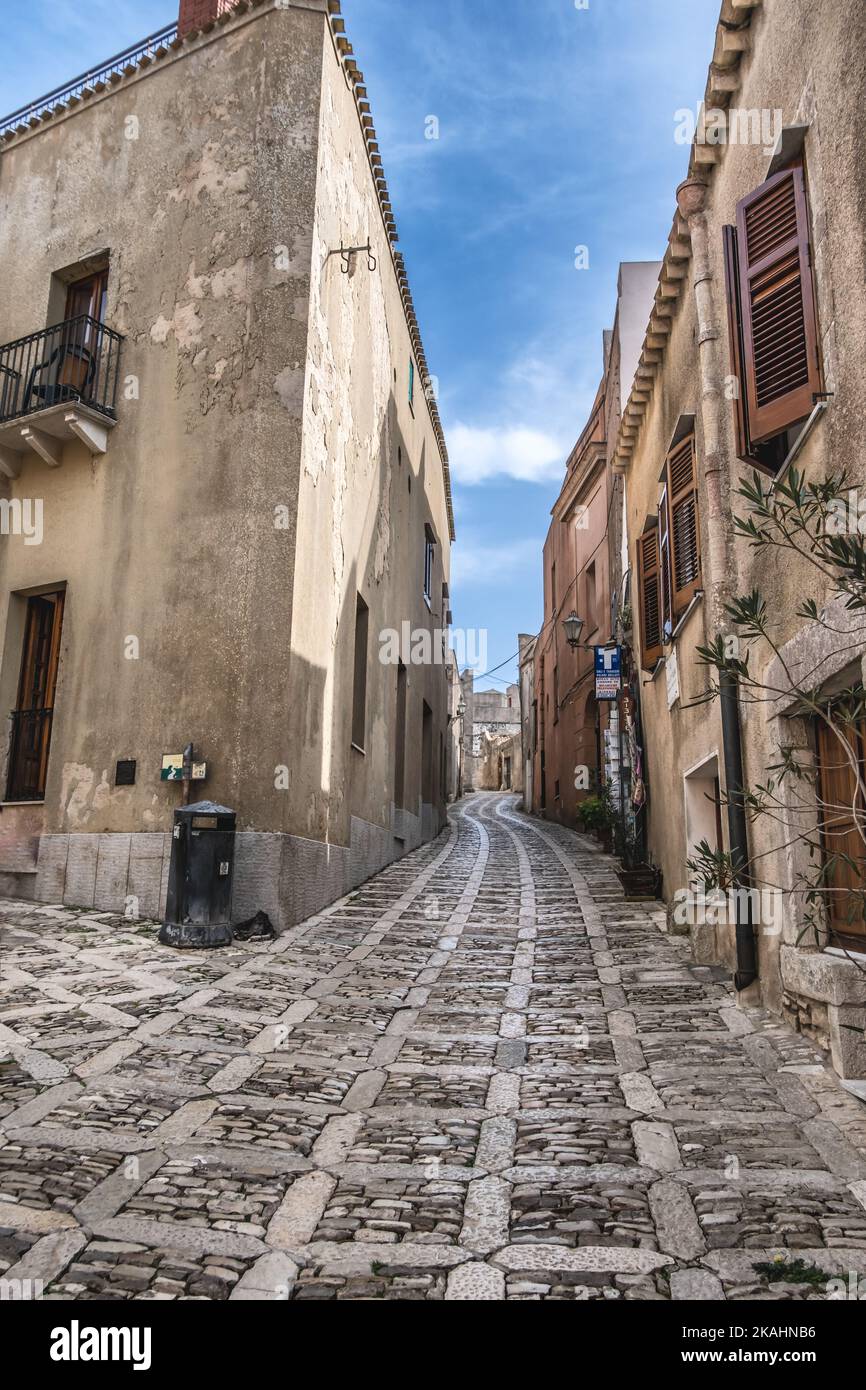 Piccole strade nella città montana di Erice sulla Sicilia occidentale, Italia Foto Stock