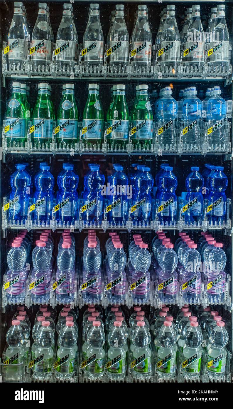 Molte bottiglie d'acqua in file in un refrigeratore Foto Stock