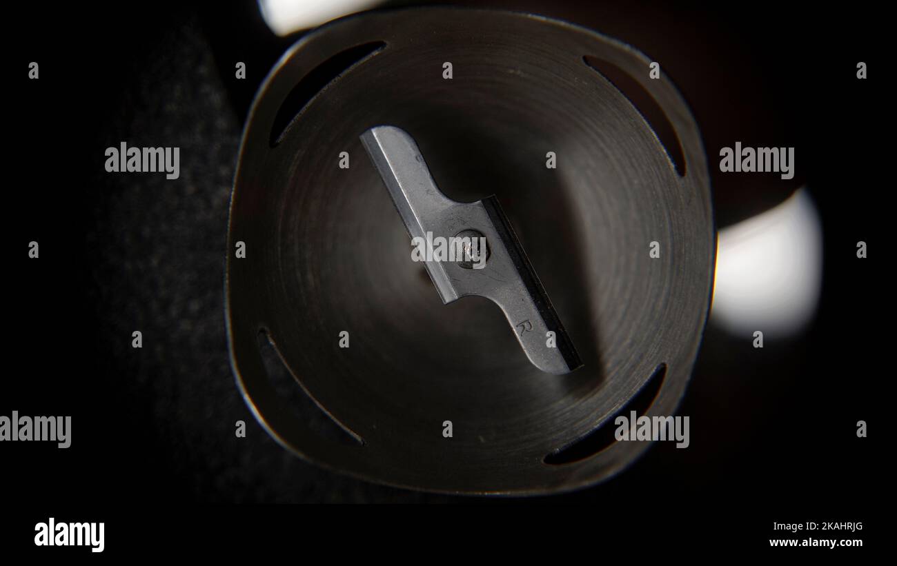 Frullatore da cucina, vista ravvicinata del fondo, inizia a girare e si ferma, concetto di cucina Foto Stock