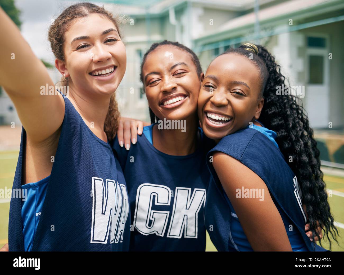 Sport, squadra e ragazza netball selfie, abbraccio con fitness e college o club scuola con ritratto all'aperto. Esercizio, sport competitivi e persone felici Foto Stock