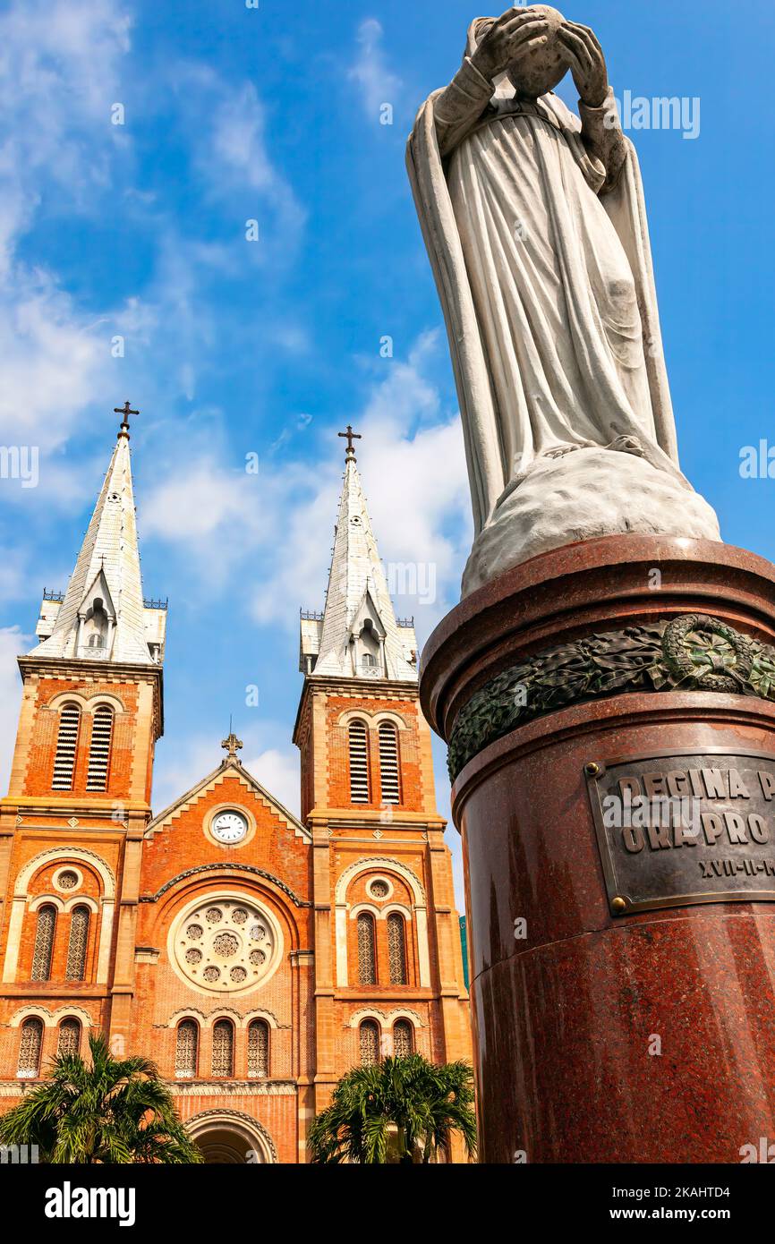Statua di fronte alla cattedrale cattolica di Notre Dame, ho Chi Minh City, Vietnam Foto Stock