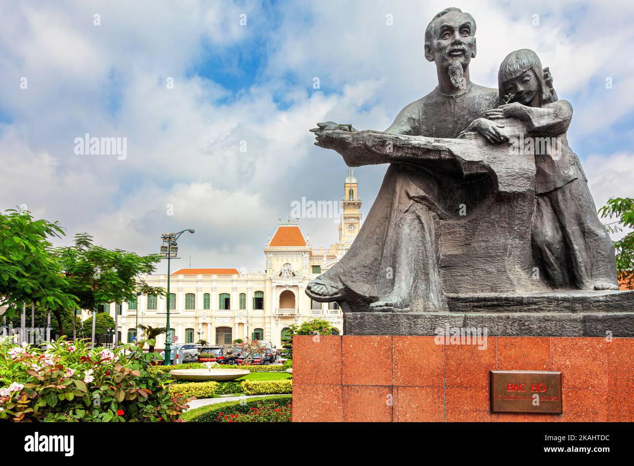 Statua di ho Chi Minh e edificio del Comitato del Popolo, Municipio, Saigon centrale, Vietnam Foto Stock