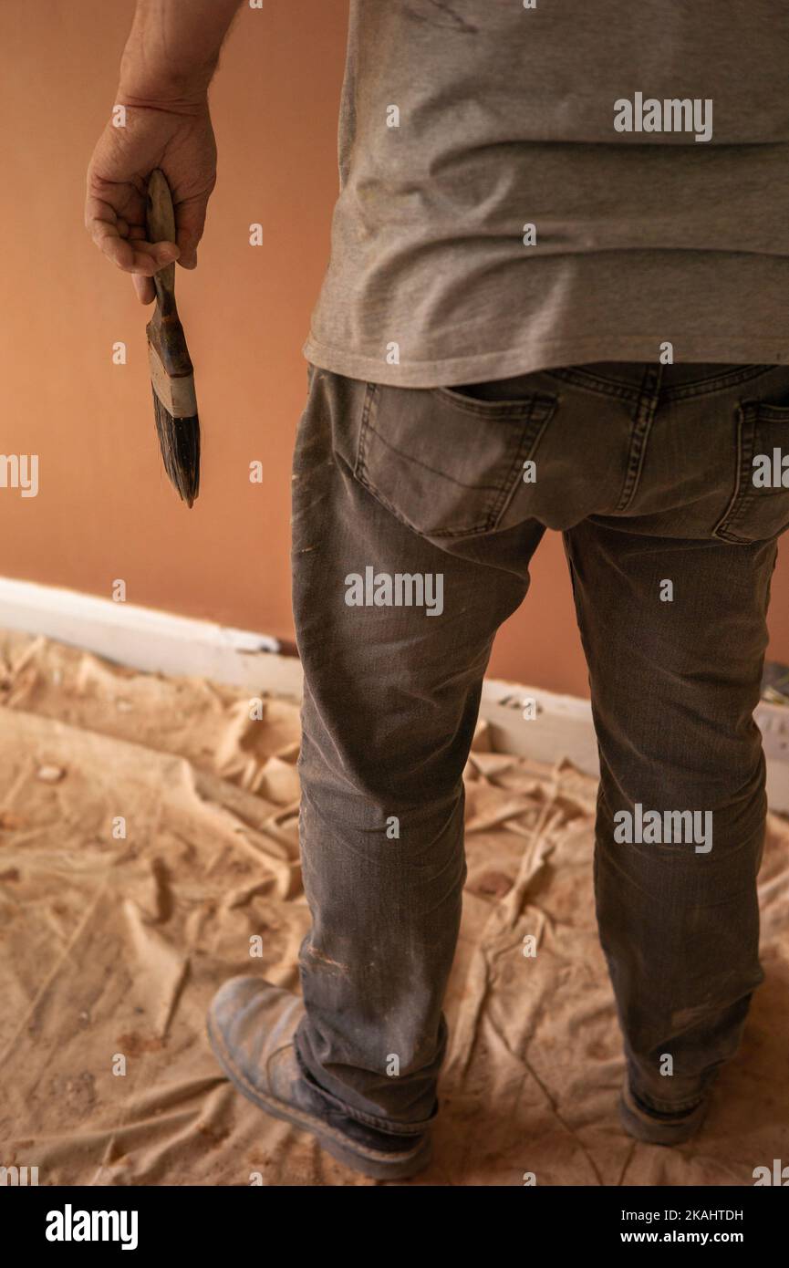pittore e decoratore che lavorano in una casa Foto Stock