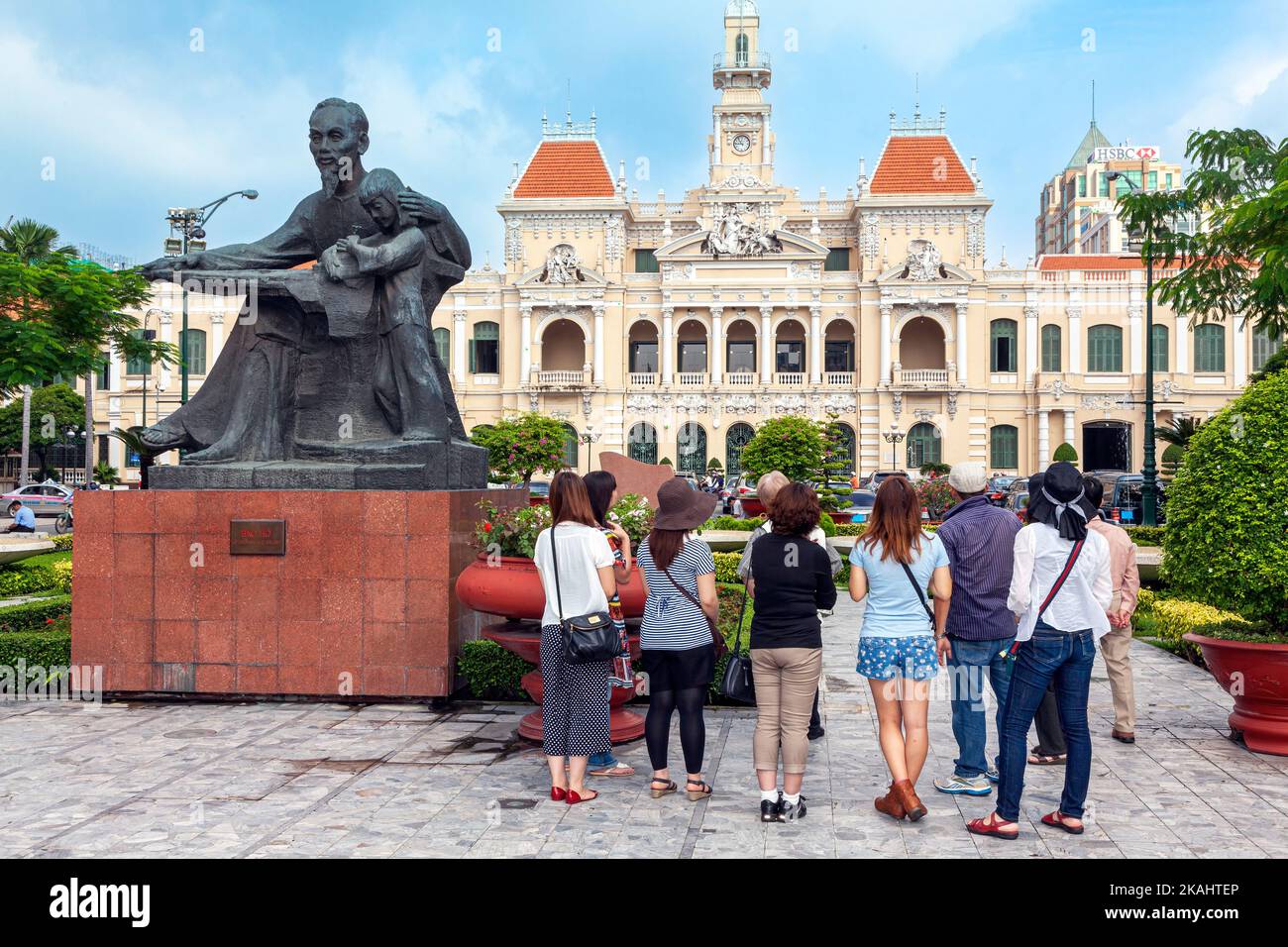 Gruppo turistico presso la statua di ho Chi Minh e il People's Committee Building, il Municipio, il centro di Saigon, Vietnam Foto Stock