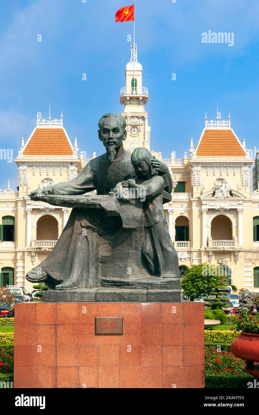 Statua di ho Chi Minh e edificio del Comitato del Popolo, Municipio, Saigon centrale, Vietnam Foto Stock