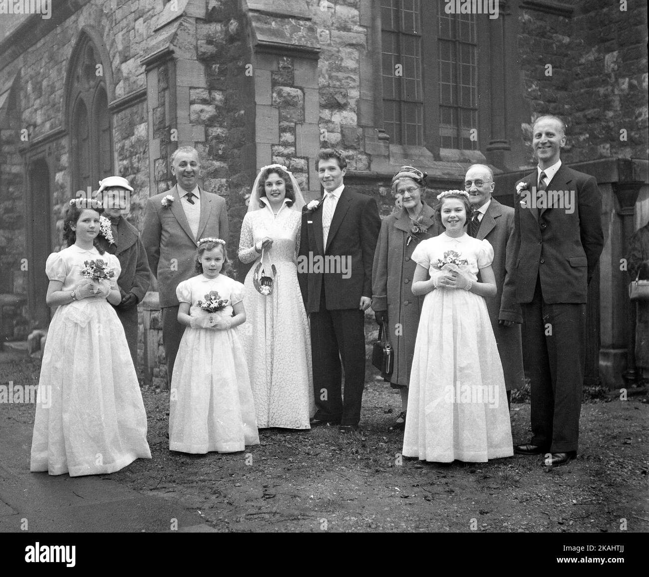 Matrimonio del Sig. & Sig.ra Francis del 23 Myrtle Road, Londra E17 c1952 Gruppo alla Chiesa di St Saviour, Walthamstow. Foto di Tony Henshaw Archivio Foto Stock