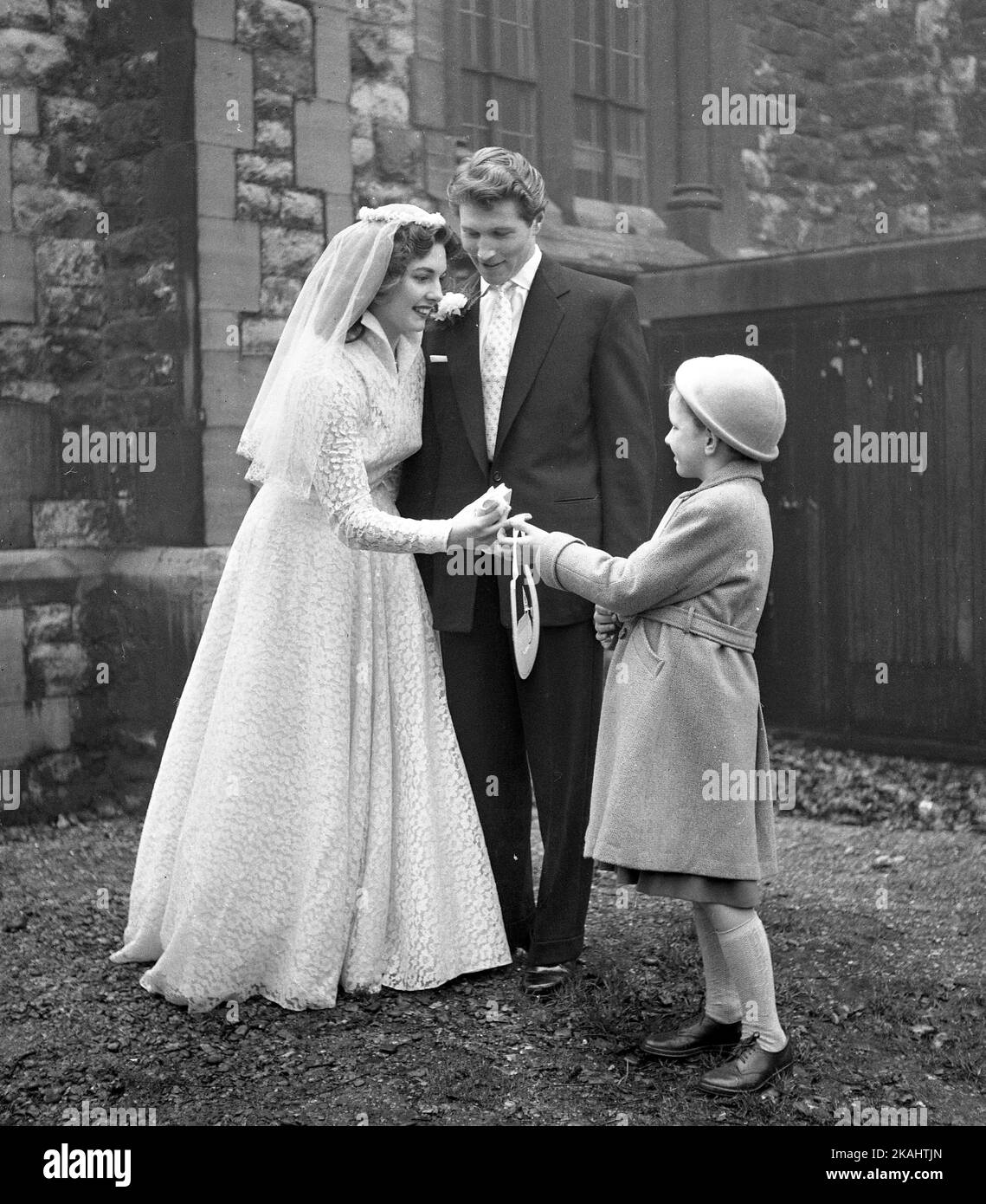 Giorno di nozze del signor & signora Francis di 23 Myrtle Road, Londra E17 c1952 Un fascino di fortuna per la sposa Foto di Tony Henshaw Archivio Foto Stock