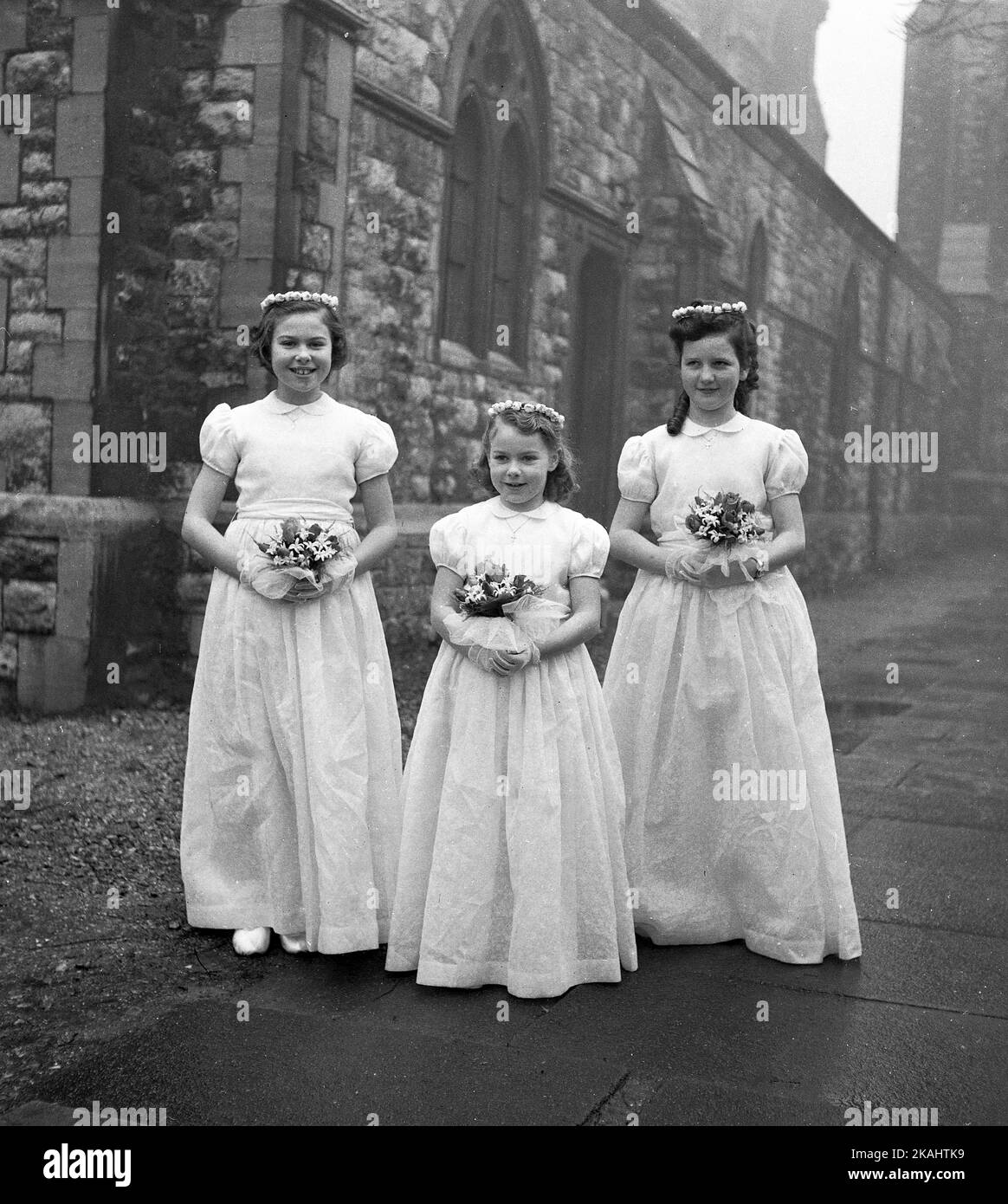 Matrimonio di MR & Mrs Francis del 23 Myrtle Road, Londra E17 c1952 Brisdesmaids alla St Saviour's Church, Walthamstow. Foto di Tony Henshaw Archivio Foto Stock