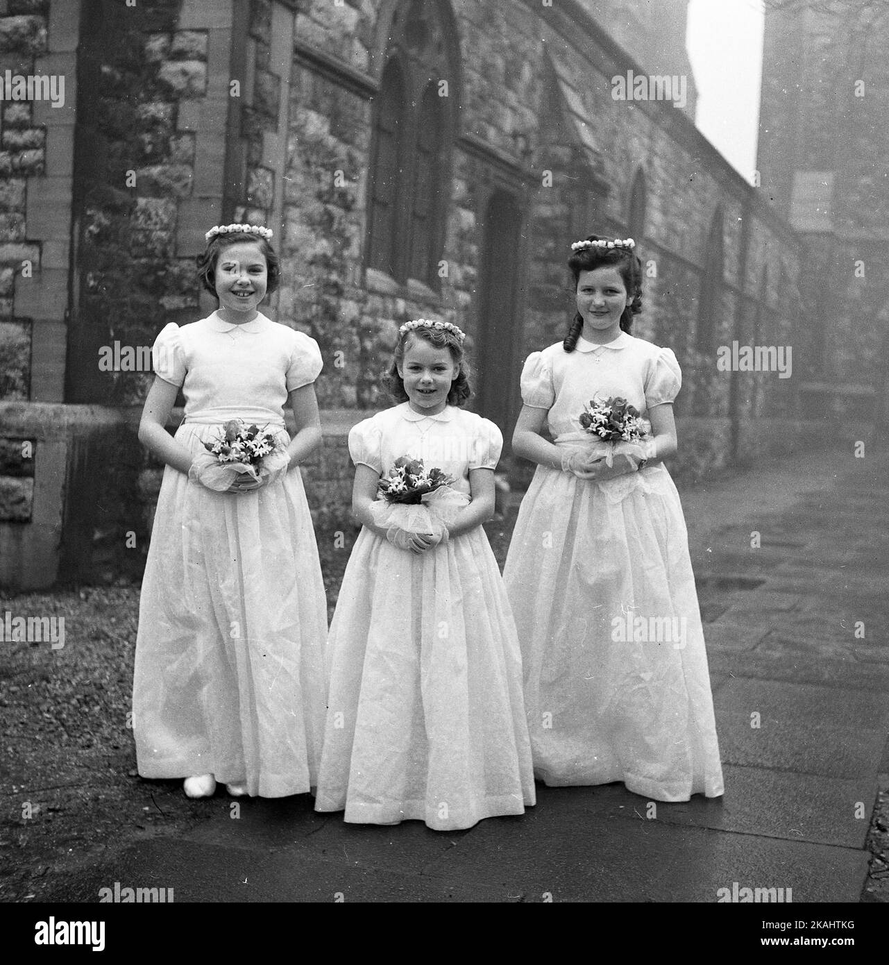 Matrimonio di MR & Mrs Francis del 23 Myrtle Road, Londra E17 c1952 Brisdesmaids alla St Saviour's Church, Walthamstow. Foto di Tony Henshaw Archivio Foto Stock