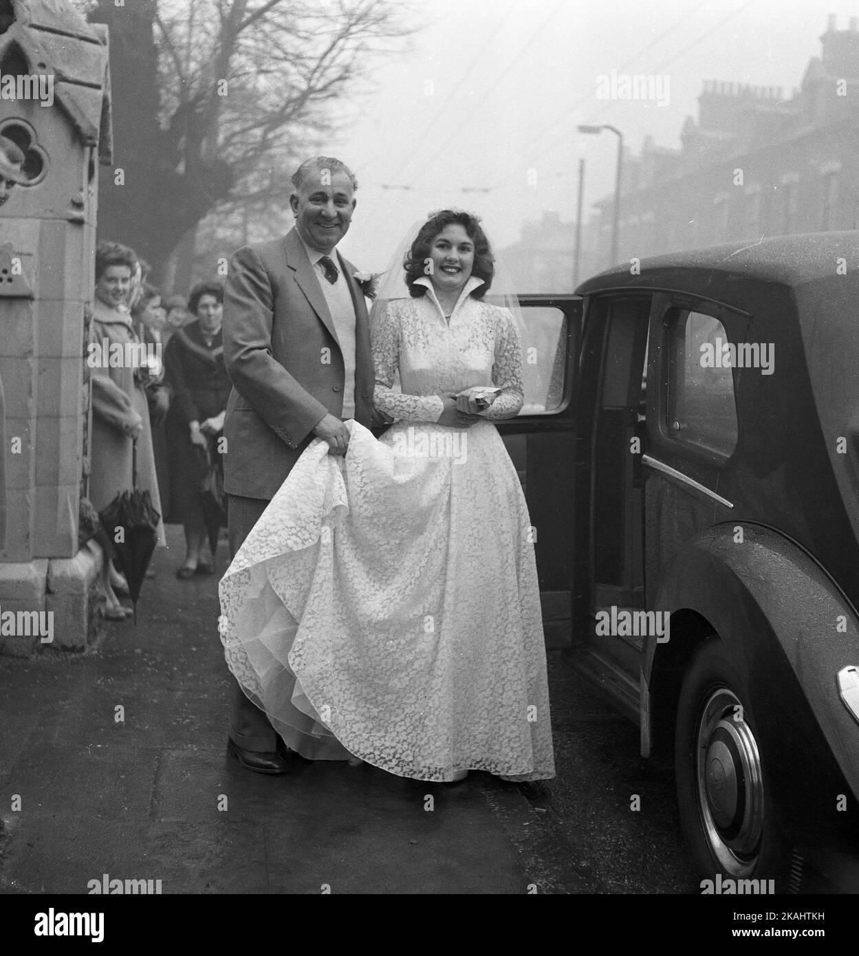 Matrimonio del signor & signora Francesco di 23 Myrtle Road, Londra E17 c1952 il Padre della sposa pone con sua figlia Foto di Tony Henshaw Archive Foto Stock