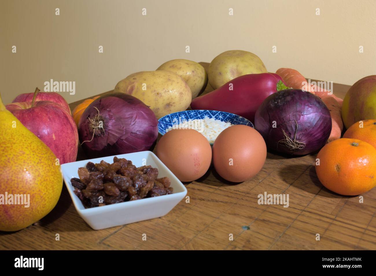 Frutta, verdura, uova e riso sulla tavola Foto Stock