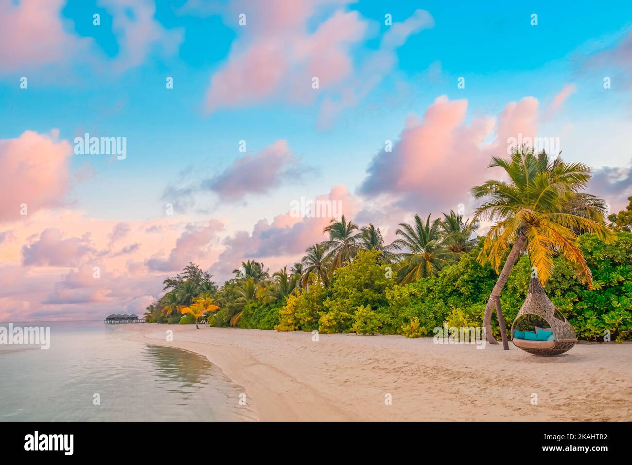 Isola palma mare spiaggia di sabbia. Panorama della spiaggia. Ispirate l'orizzonte tropicale della spiaggia. Arancione e dorato tramonto cielo calma tranquillità Foto Stock