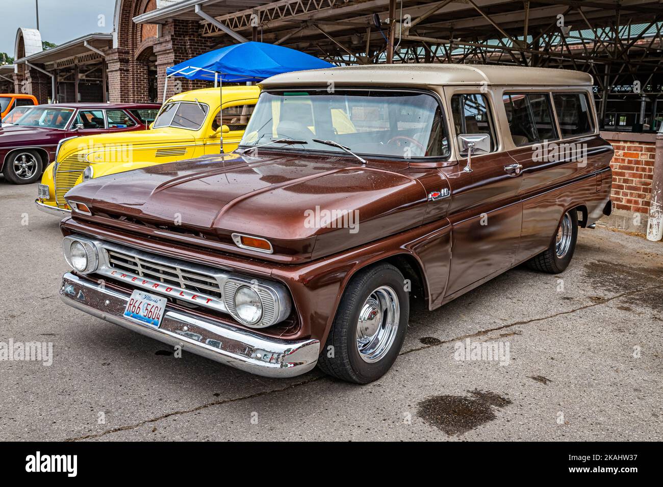 Des Moines, IA - 01 luglio 2022: Vista frontale in alto angolo di una Chevrolet C10 Suburban del 1962 ad una fiera automobilistica locale. Foto Stock