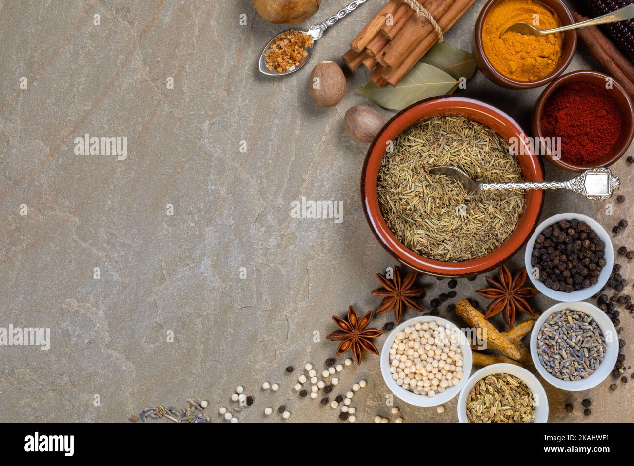 Le spezie di cottura hanno usato per aggiungere sapore e condimento con spazio per il testo. Foto Stock
