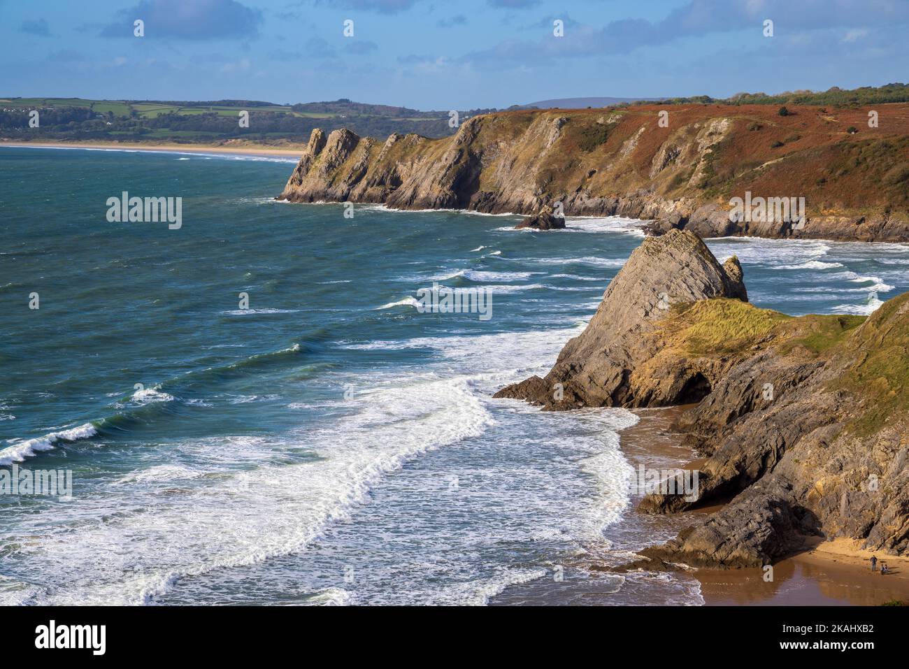 Three Cliffs Bay con l'alta marea sulla penisola di Gower, Galles Foto Stock