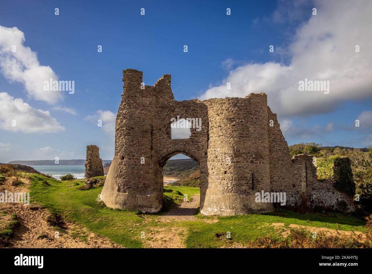 Le rovine del castello di Pennard si affacciano su Three Cliffs Bay, Gower Peninsula, Galles Foto Stock