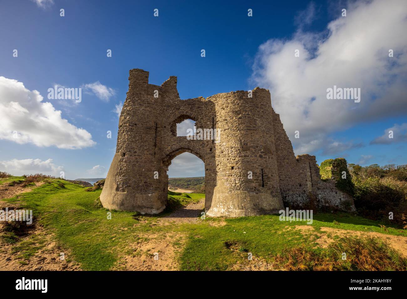 Le rovine del castello di Pennard si affacciano su Three Cliffs Bay, Gower Peninsula, Galles Foto Stock