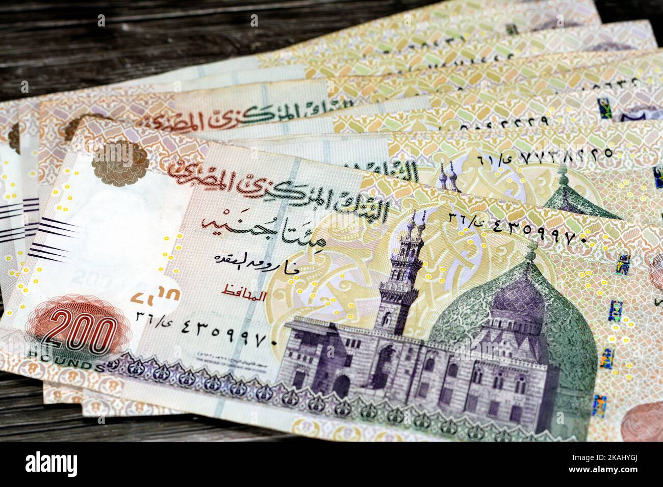 Pila di lato opposto di 200 LE duecento sterline egiziane banconote caratteristiche moschea Qani-Bay al Cairo Egitto, fuoco selettivo di Egitto denaro contante fattura Foto Stock