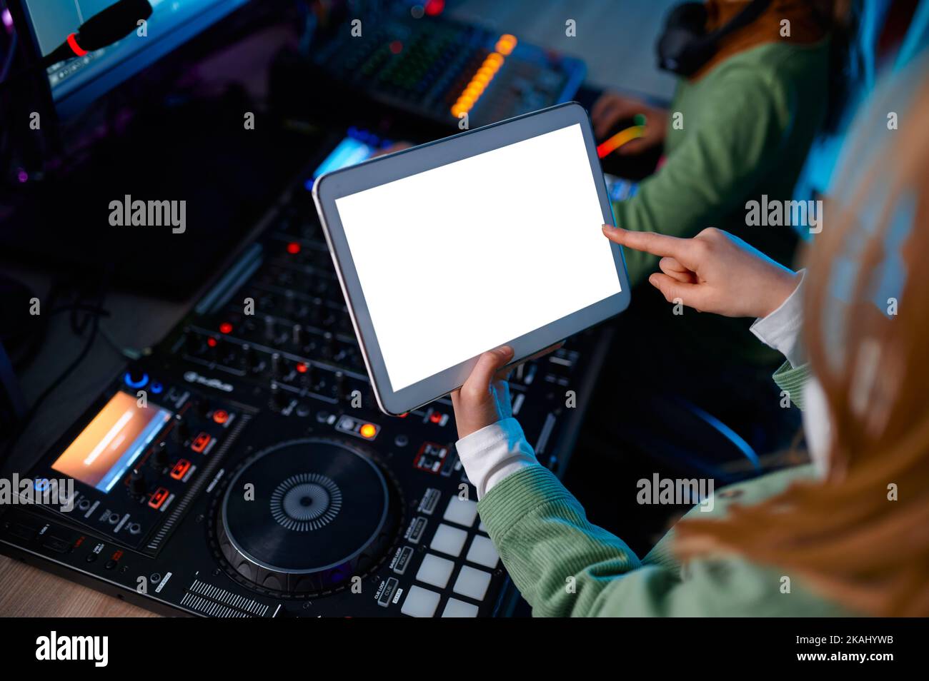 Primo piano tablet digitale su mixer audio Foto Stock