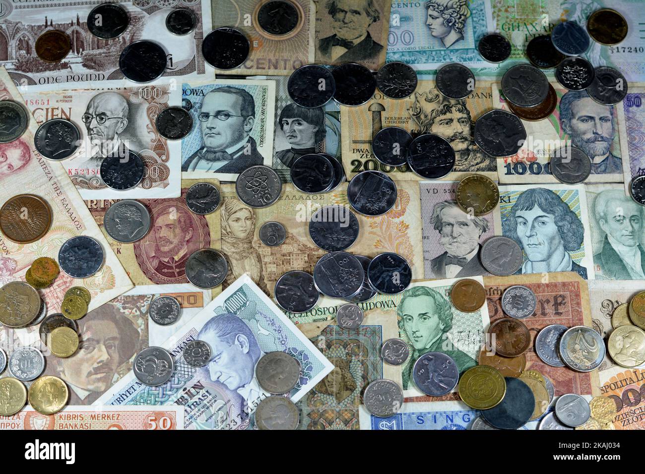Contesto di vecchie banconote e monete in denaro da diversi paesi del mondo, focus selettivo di vecchie banconote e monete in denaro retrò d'epoca Foto Stock