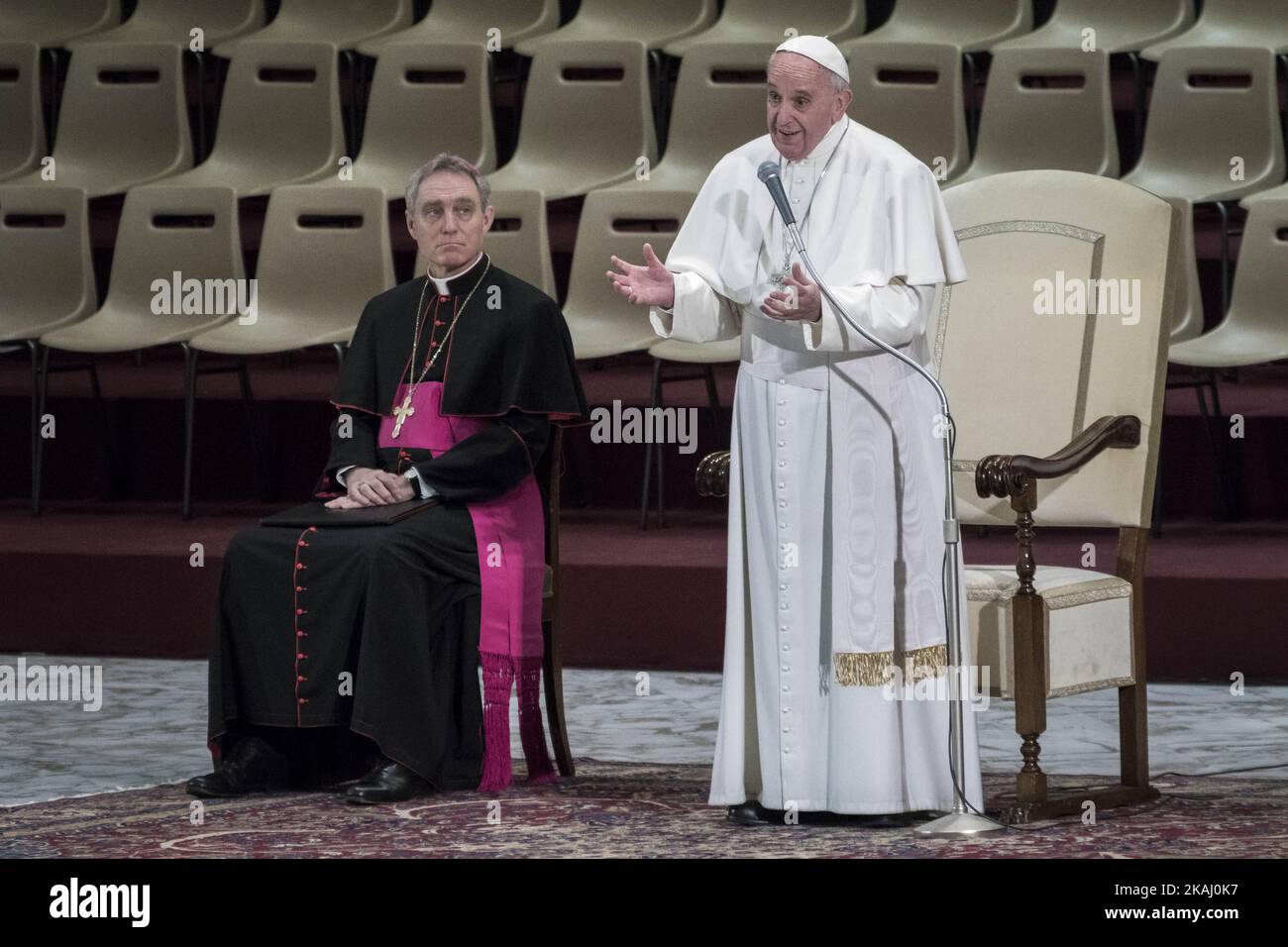 Sopravveste Con Cappuccio Per Religiosi Anno di vita consacrata immagini e fotografie stock ad alta risoluzione