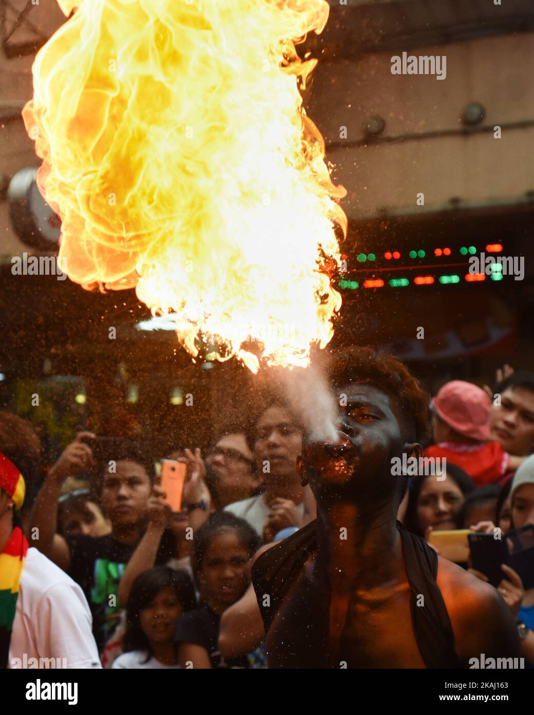 MANILA, Filippine - Una pausa dal fuoco si esibisce nel quartiere di Binondo, a Chinatown di Manila, il giorno del Capodanno cinese, il 08 febbraio 2016. I cittadini filippini-cinesi accolgono oggi il nuovo anno lunare cinese, in quanto segna l'inizio dell'anno della scimmia del fuoco. (Foto di George Calvelo/NurPhoto) *** Please use Credit from Credit Field *** Foto Stock