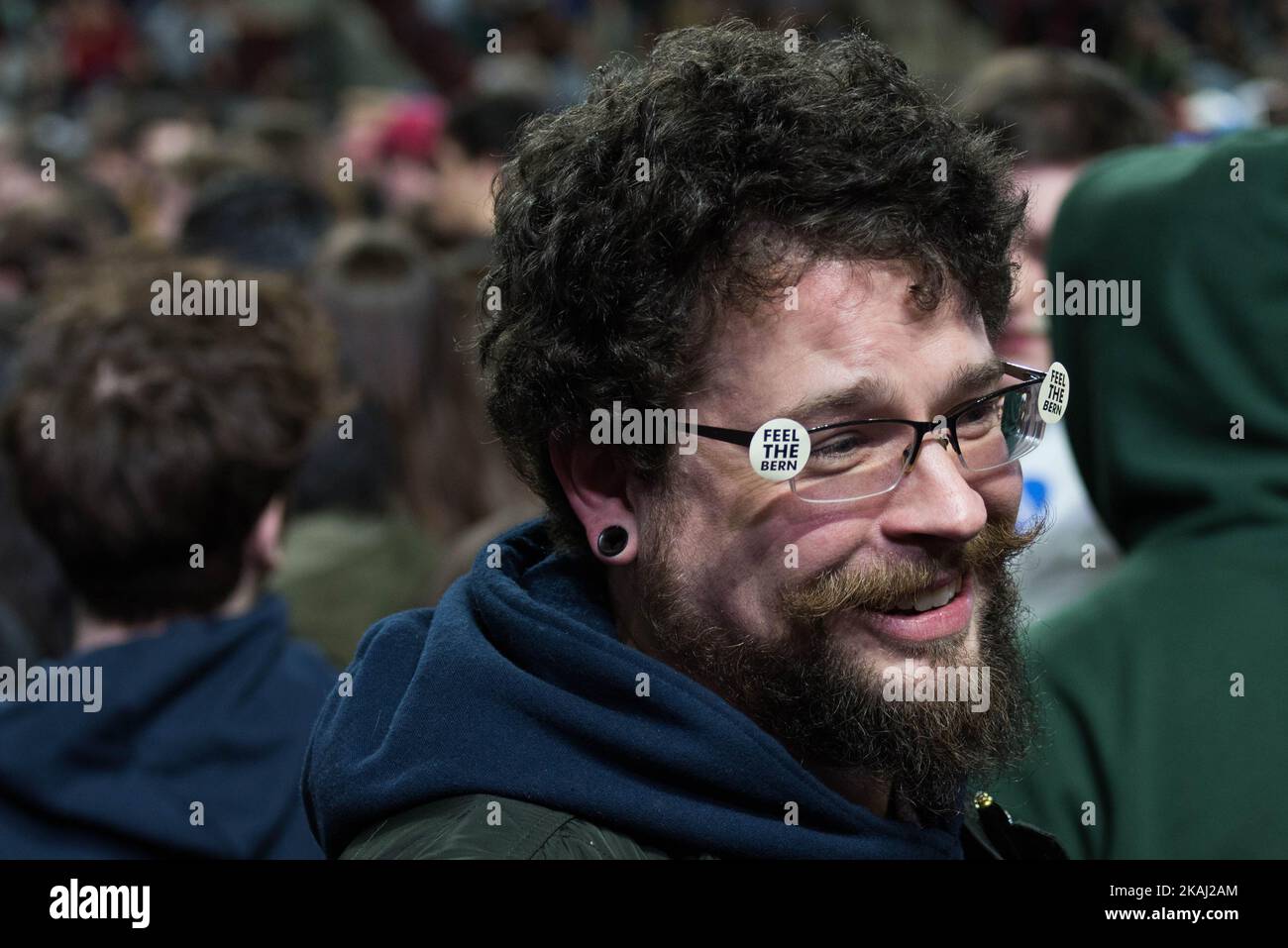 Brendan Perkins di Holyoke, Massachusetts sorride durante un raduno per il candidato democratico alle presidenziali Sen. Bernie Sanders (D-VT) presso l'Università del Massachusetts il 22 febbraio 2016 ad Amherst, Massachusetts. Sanders sta facendo campagna in testa fino alle primarie Super Martedì il 1 marzo, quando 11 stati voteranno. Foto Stock