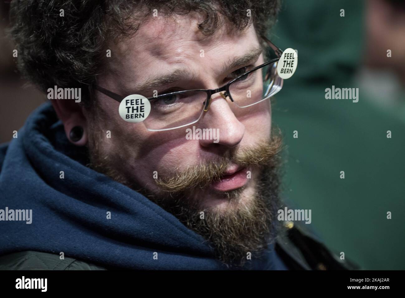 Brendan Perkins di Holyoke, Massachusetts, indossa adesivi per la campagna durante un rally per il candidato presidenziale democratico, Sen. Bernie Sanders (D-VT) presso l'Università del Massachusetts il 22 febbraio 2016 ad Amherst, Massachusetts. Sanders sta facendo campagna in testa fino alle primarie Super Martedì il 1 marzo, quando 11 stati voteranno. Foto Stock