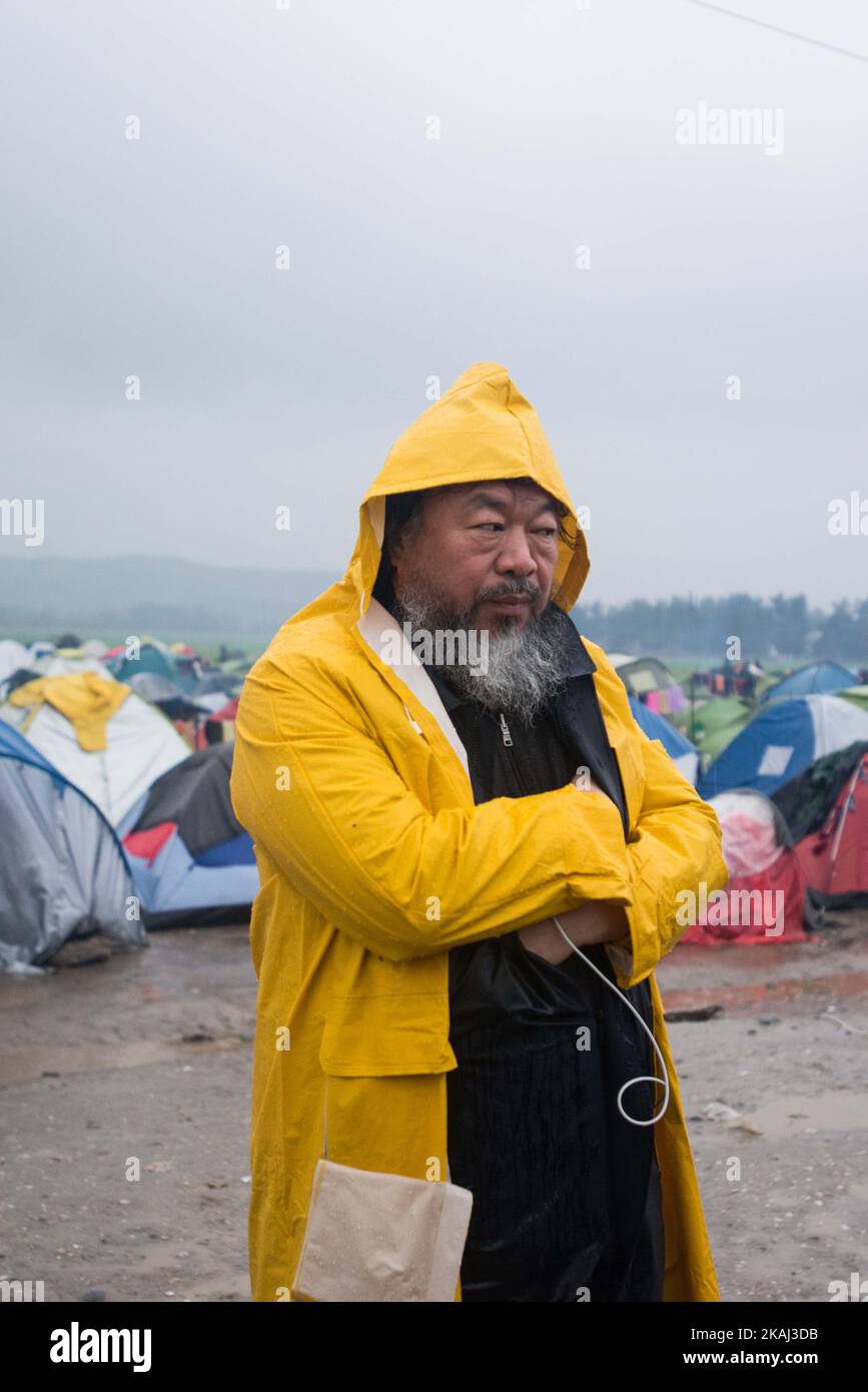 Il rinomato artista cinese ai Weiwei nel campo profughi di Idonemi, al confine tra la Grecia e la Macedonia, il 9 marzo 2016. (Foto di Guillaume Pinon/NurPhoto) *** Please use Credit from Credit Field *** Foto Stock