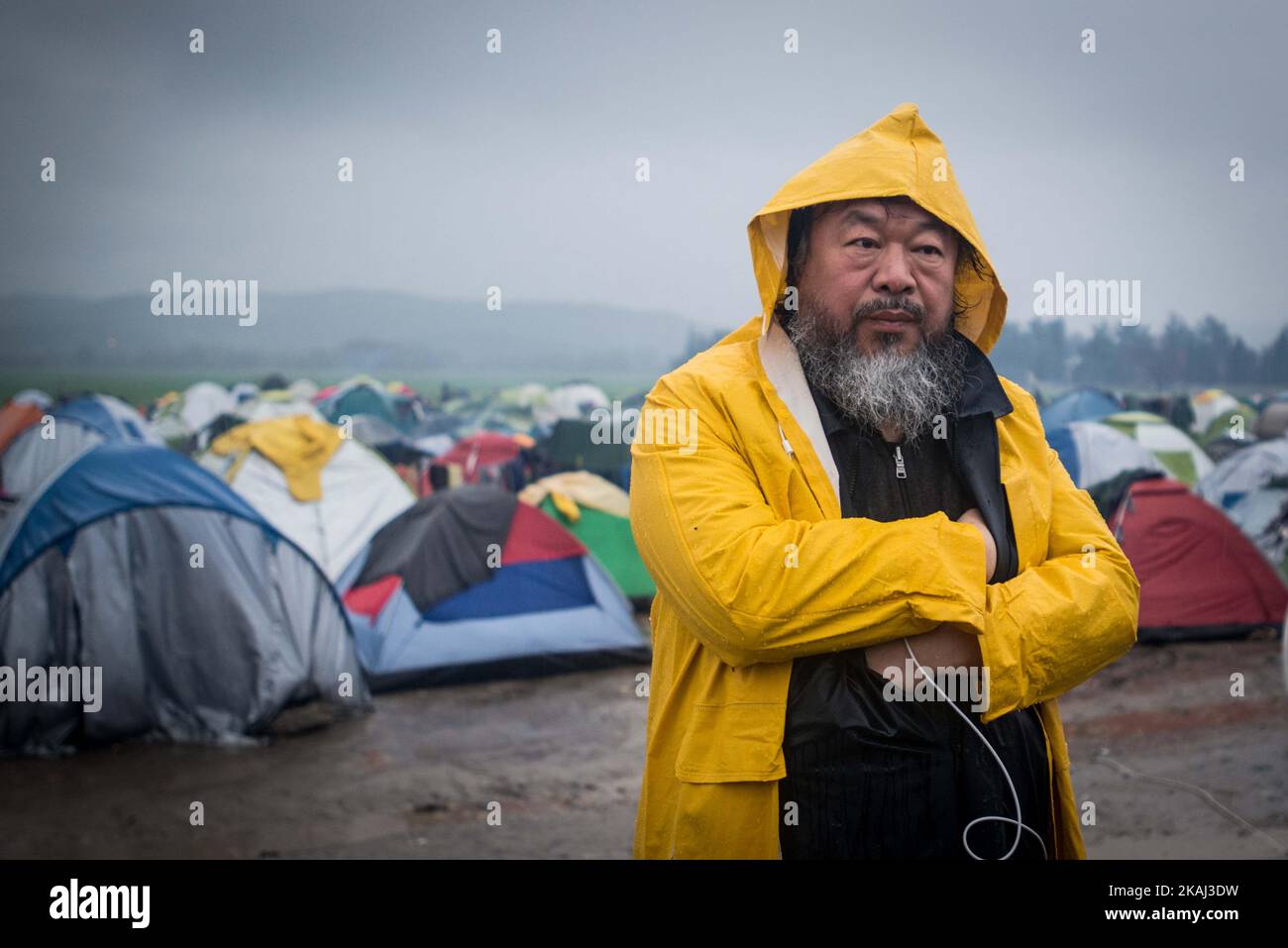 Il rinomato artista cinese ai Weiwei nel campo profughi di Idonemi, al confine tra la Grecia e la Macedonia, il 9 marzo 2016. (Foto di Guillaume Pinon/NurPhoto) *** Please use Credit from Credit Field *** Foto Stock