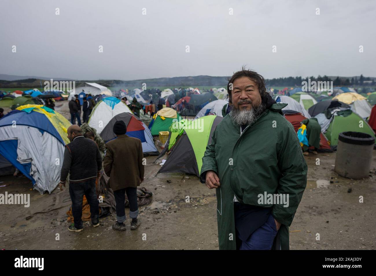 Il rinomato artista cinese ai Weiwei nel campo profughi di Idonemi, al confine tra la Grecia e la Macedonia, il 10 marzo 2016. (Foto di Markus Heine/NurPhoto) *** Please use Credit from Credit Field *** Foto Stock