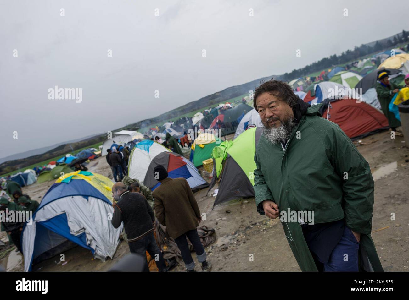 Il rinomato artista cinese ai Weiwei nel campo profughi di Idonemi, al confine tra la Grecia e la Macedonia, il 10 marzo 2016. (Foto di Markus Heine/NurPhoto) *** Please use Credit from Credit Field *** Foto Stock