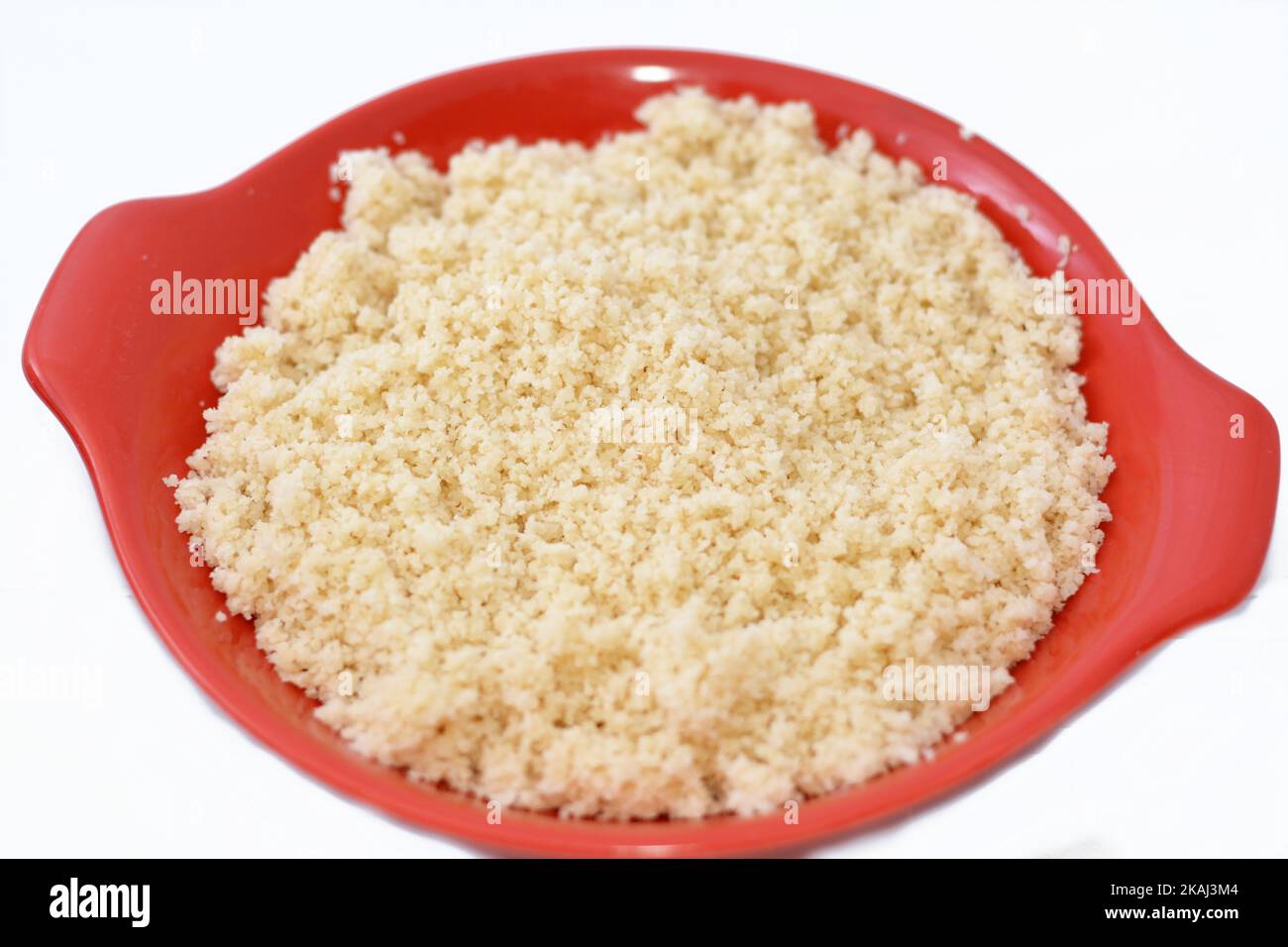 Piatto di cucina araba di piccoli granuli di semola di grano duro arrotolata chiamata Koskosi, couscous, kusksi o kseksu, popolare in Marocco, Algeria, Foto Stock