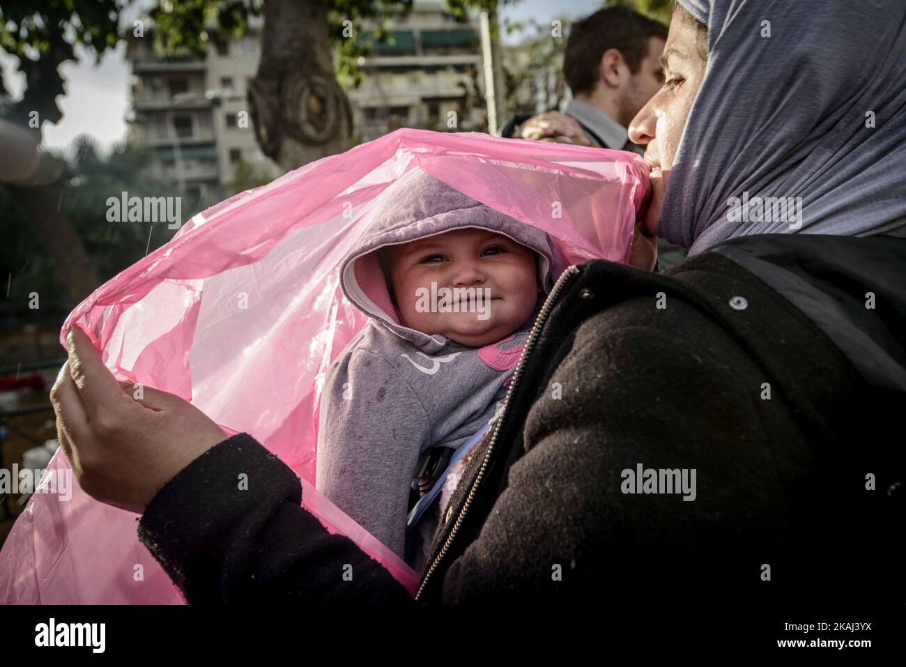 Donna con bambino nel Victoria Park, nel centro della capitale greca, Atene, il 16 marzo 2016. Centinaia di migranti trascorrono, in questo piccolo parco, molti giorni con la speranza una notizia migliore sulla crisi dei migranti. Foto Stock