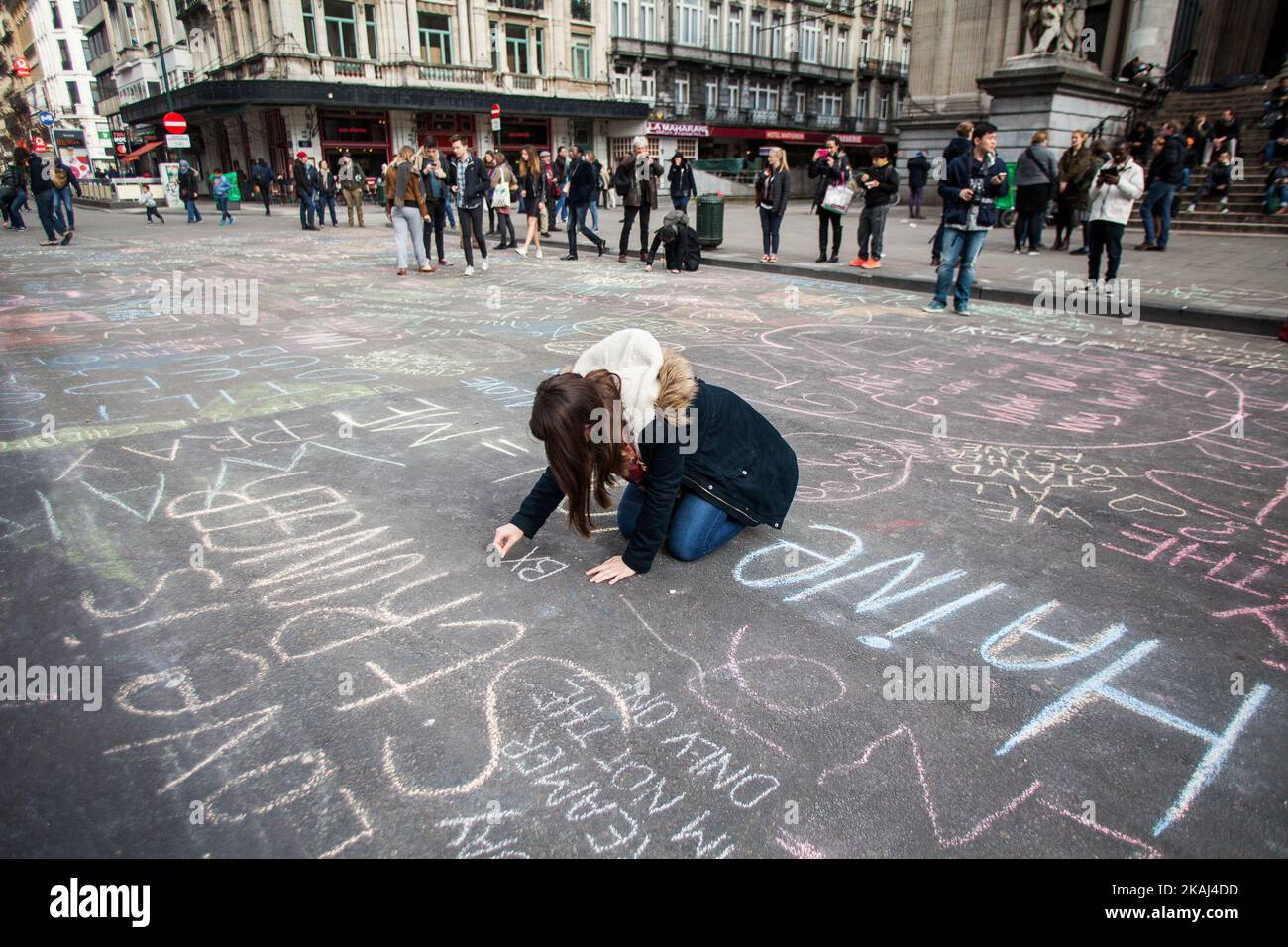 Dopo gli attentati di Bruxelles, la gente scrive messaggi di sostegno davanti alla Borsa di Bruxelles il 22 marzo 2016. Foto Stock