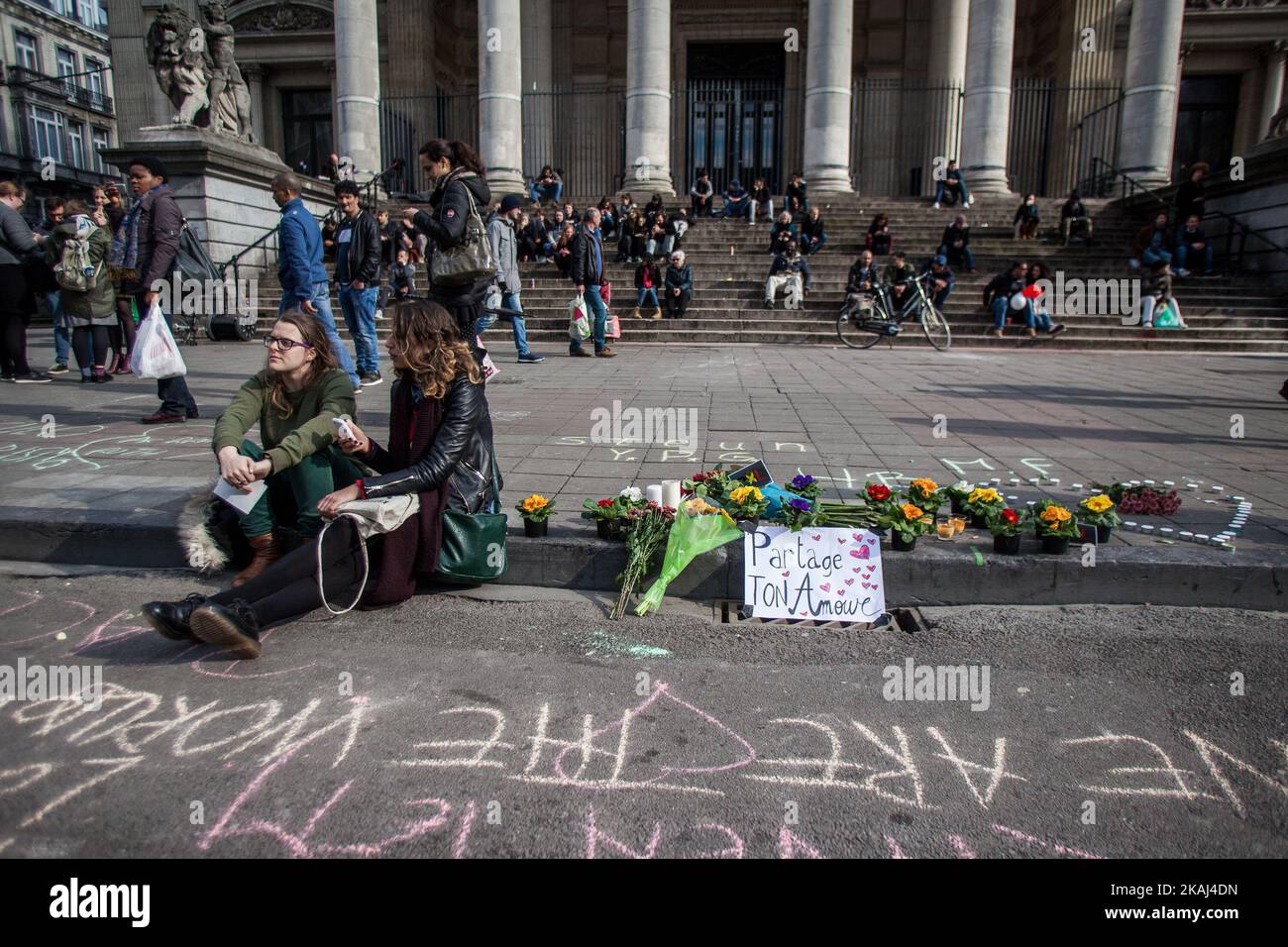 Dopo gli attentati di Bruxelles, un articolo recita "Sare il vostro amore” di fronte alla Borsa di Bruxelles il 22 marzo 2016. Foto Stock