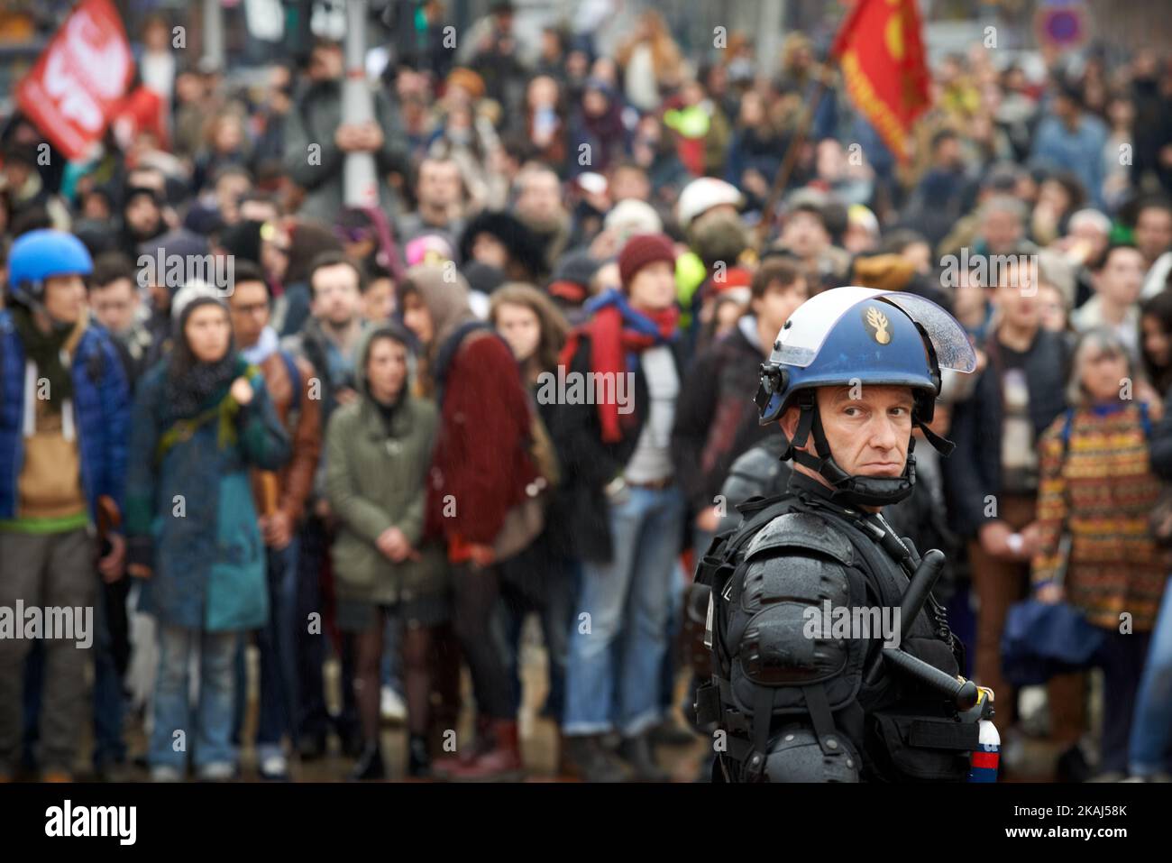 Un poliziotto tumulto alla fine di una protesta contro il disegno di legge di El-Khomri sulle riforme del lavoro. Marzo, 31st 2016. Tolosa. Francia. (Foto di Alain Pitton/NurPhoto) *** Please use Credit from Credit Field *** Foto Stock