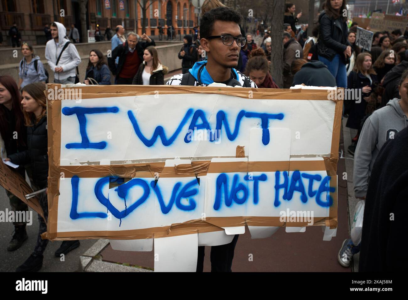 Un manifestante ha una bandiera durante una manifestazione contro il disegno di legge di El-Khomri sulle riforme del lavoro. Marzo, 31st 2016. Tolosa. Francia. (Foto di Alain Pitton/NurPhoto) *** Please use Credit from Credit Field *** Foto Stock