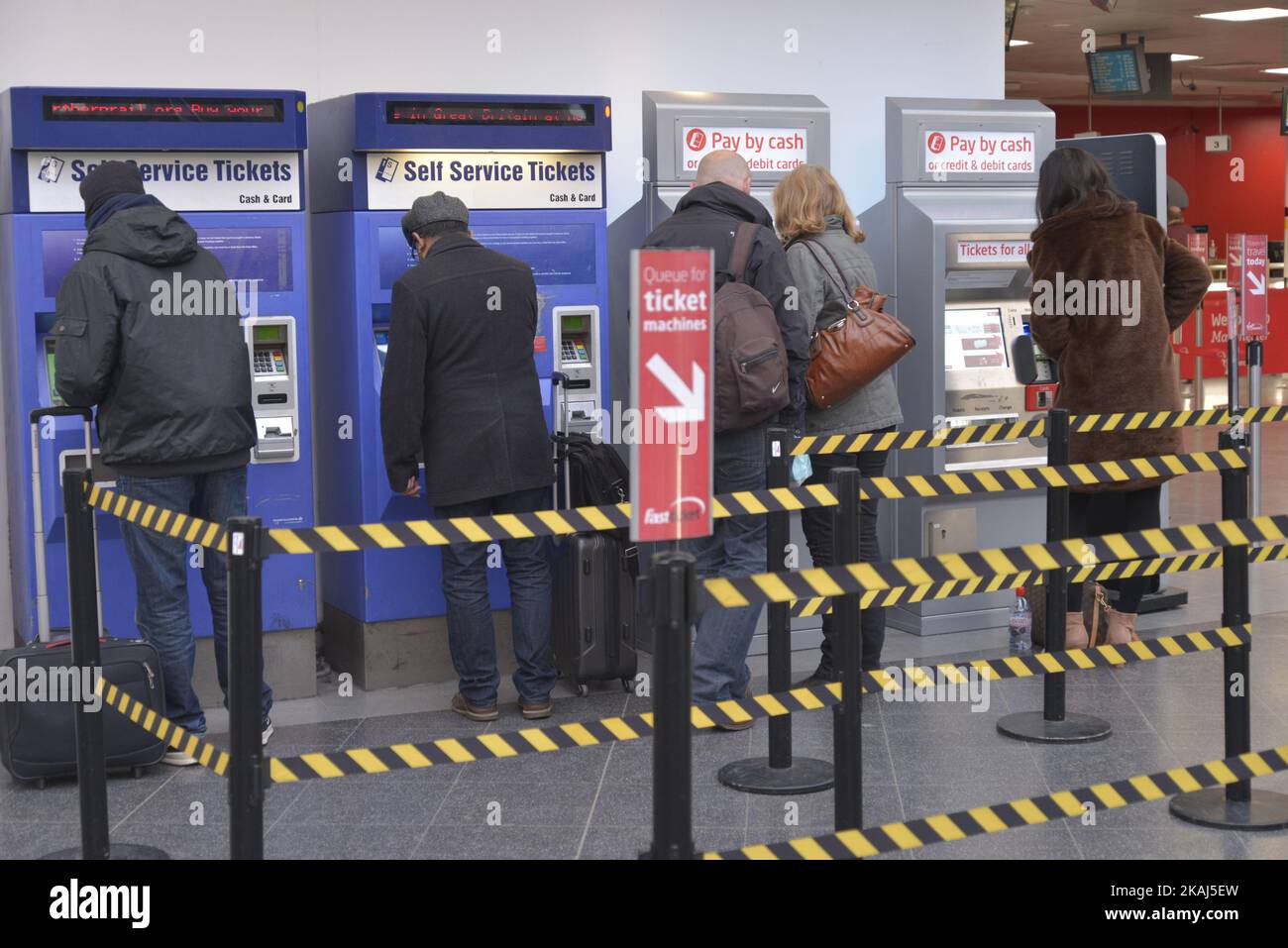 Persone che acquistano i biglietti alla stazione ferroviaria di Manchester Piccadilly a Manchester, Greater Manchester, Inghilterra, Regno Unito lunedì 28th marzo 2016. I ricercatori dell'opinione dei consumatori hanno riscontrato che i viaggi in treno hanno registrato prestazioni costantemente inferiori alle aspettative in termini di affidabilità e rapporto qualità/prezzo. (Foto di Jonathan Nicholson/NurPhoto) *** Please use Credit from Credit Field *** Foto Stock